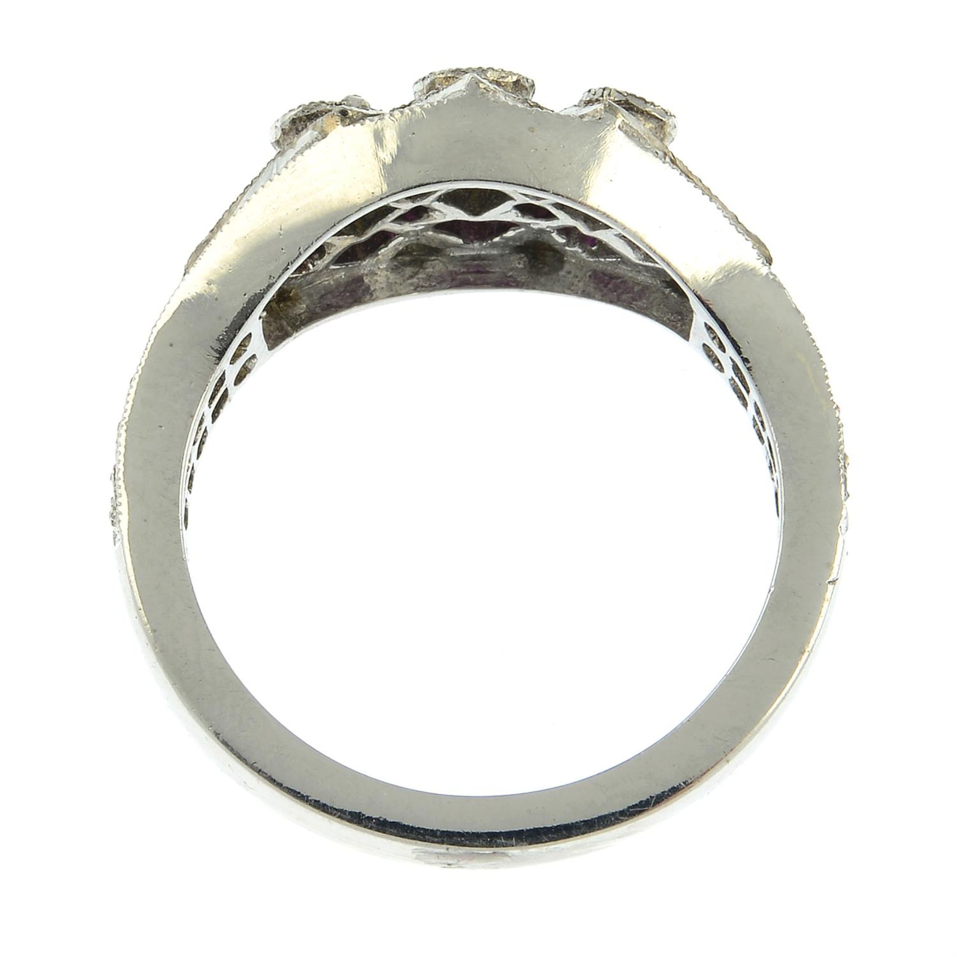 A brilliant-cut diamond and ruby dress ring. - Bild 5 aus 6
