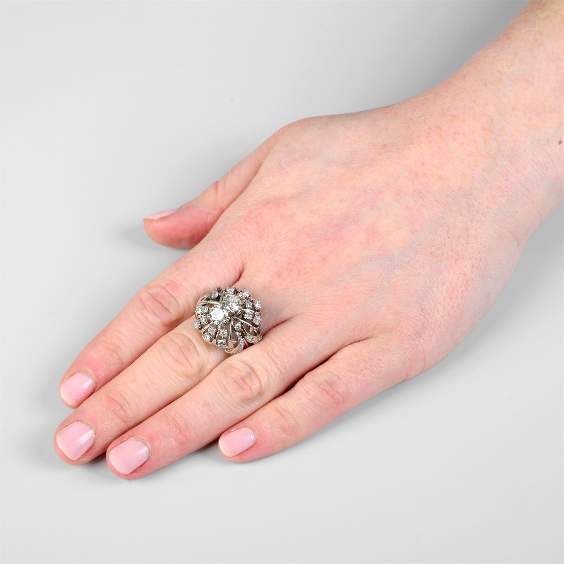 A mid 20th century platinum brilliant and single-cut diamond dress ring. - Bild 7 aus 7