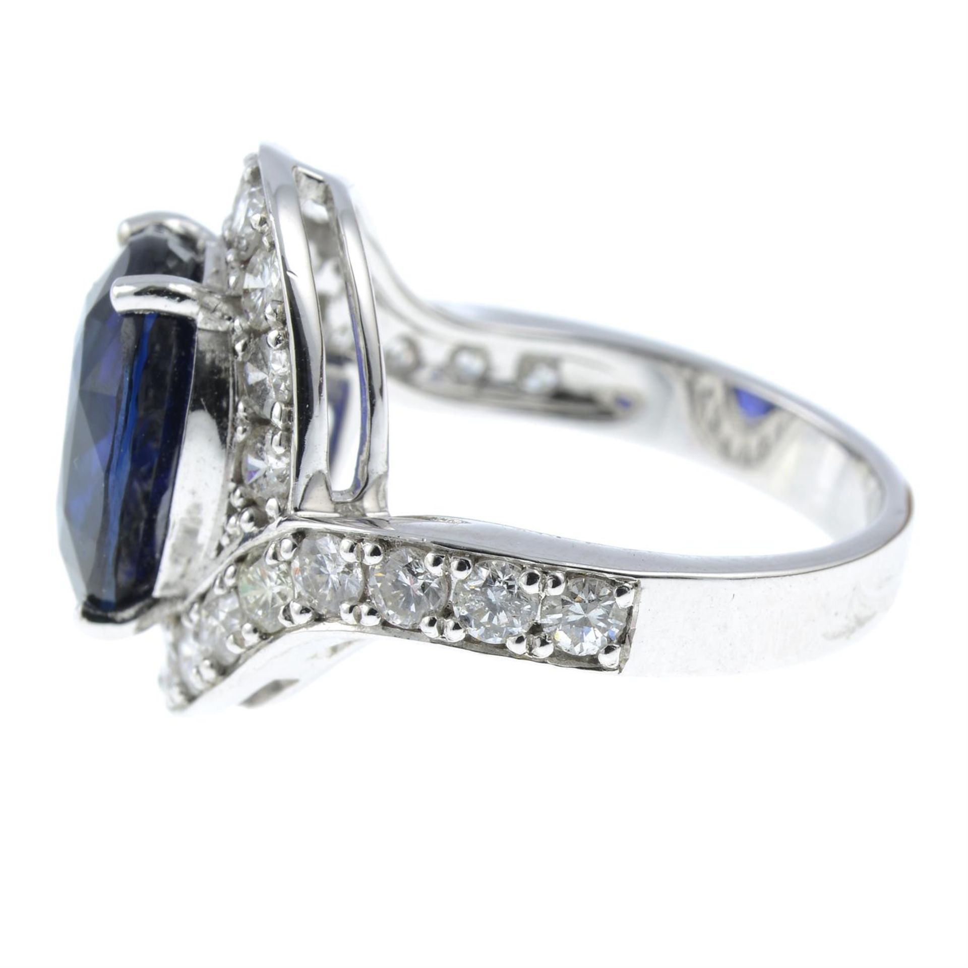 A sapphire and brilliant-cut diamond dress ring. - Bild 3 aus 6