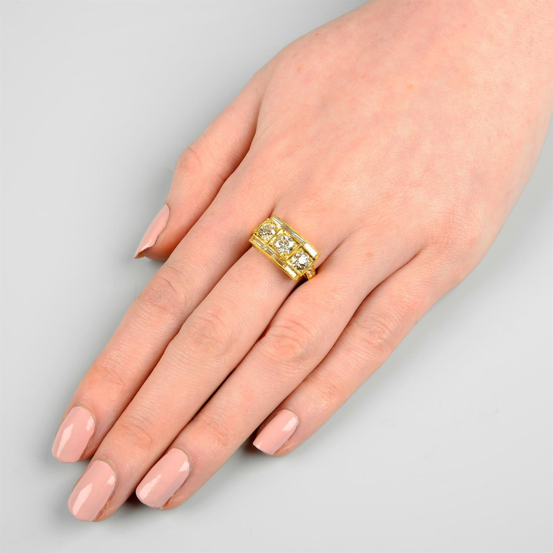 A circular-cut diamond three-stone ring, with vari-cut diamond sides and shoulders. - Image 6 of 6