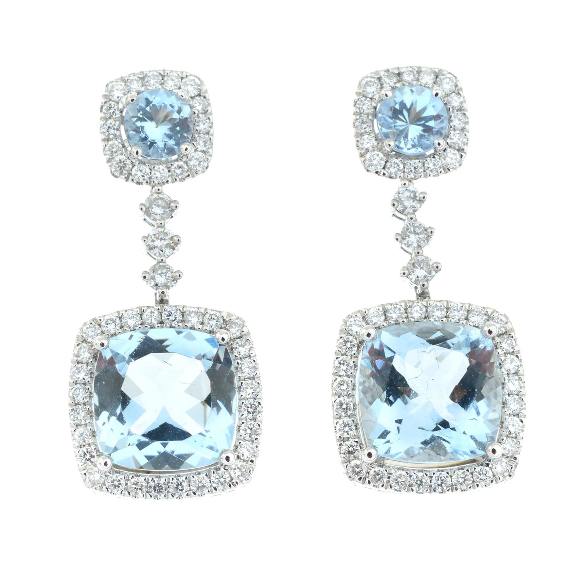 A pair of 18ct gold aquamarine and diamond cluster earrings, with similarly-set detachable drop. - Bild 2 aus 4