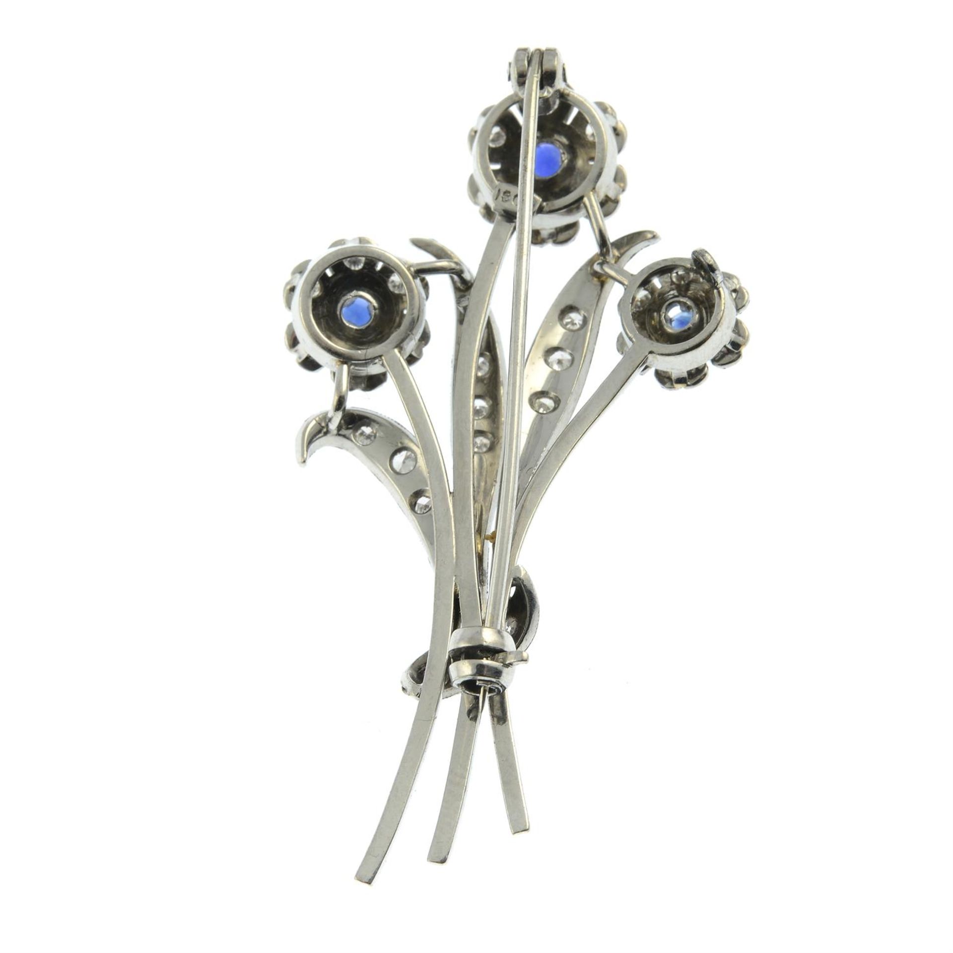 A mid 20th century 18ct gold vari-cut diamond and sapphire floral spray brooch. - Bild 3 aus 4