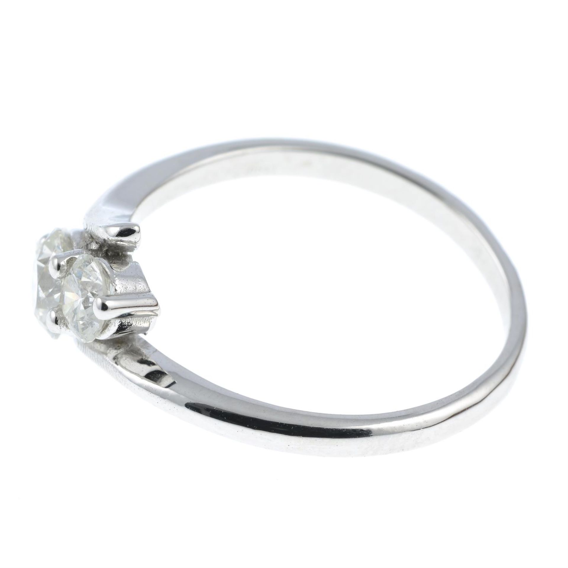 A graduated brilliant-cut diamond three-stone ring, with asymmetric sides. - Bild 3 aus 6