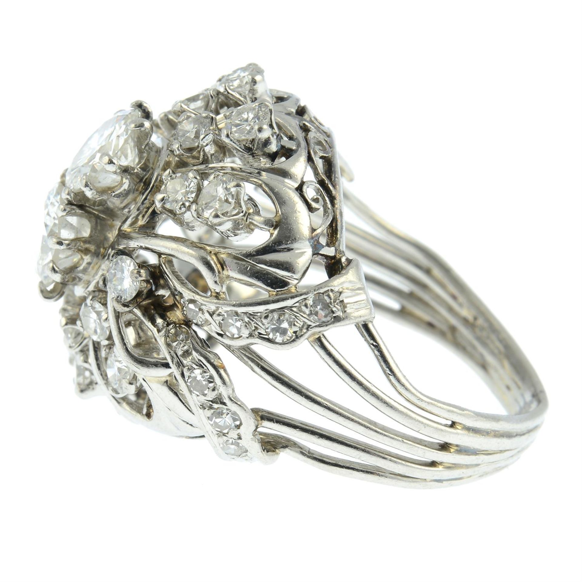 A mid 20th century platinum brilliant and single-cut diamond dress ring. - Bild 3 aus 7