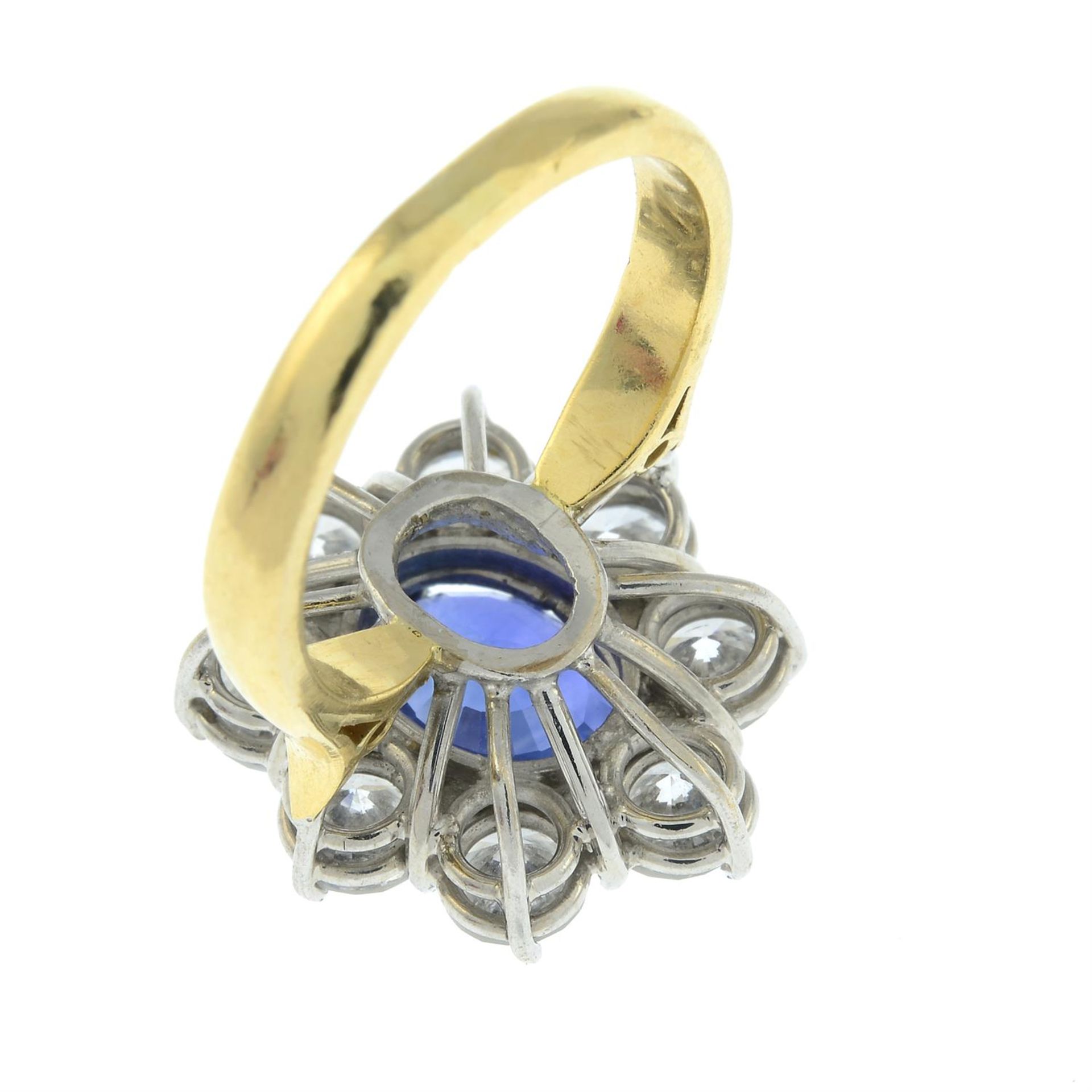 A sapphire and brilliant-cut diamond cluster ring. - Bild 4 aus 5