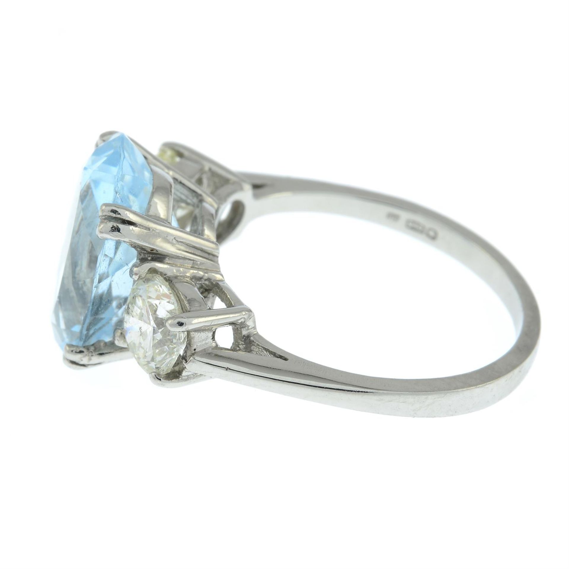 A platinum aquamarine and brilliant-cut diamond three-stone ring. - Bild 3 aus 5