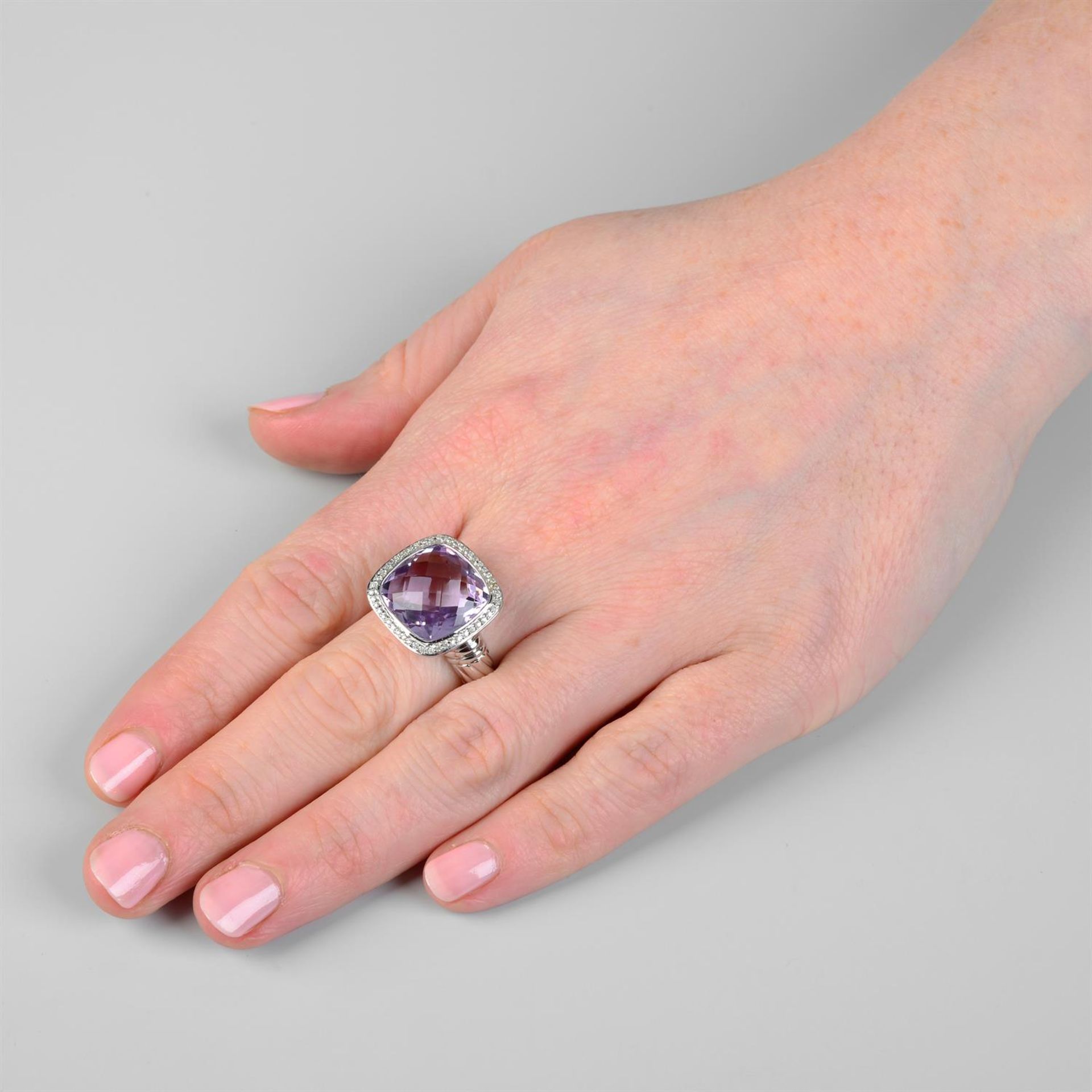 An 18ct gold multifaceted amethyst and brilliant-cut diamond dress ring. - Bild 5 aus 5