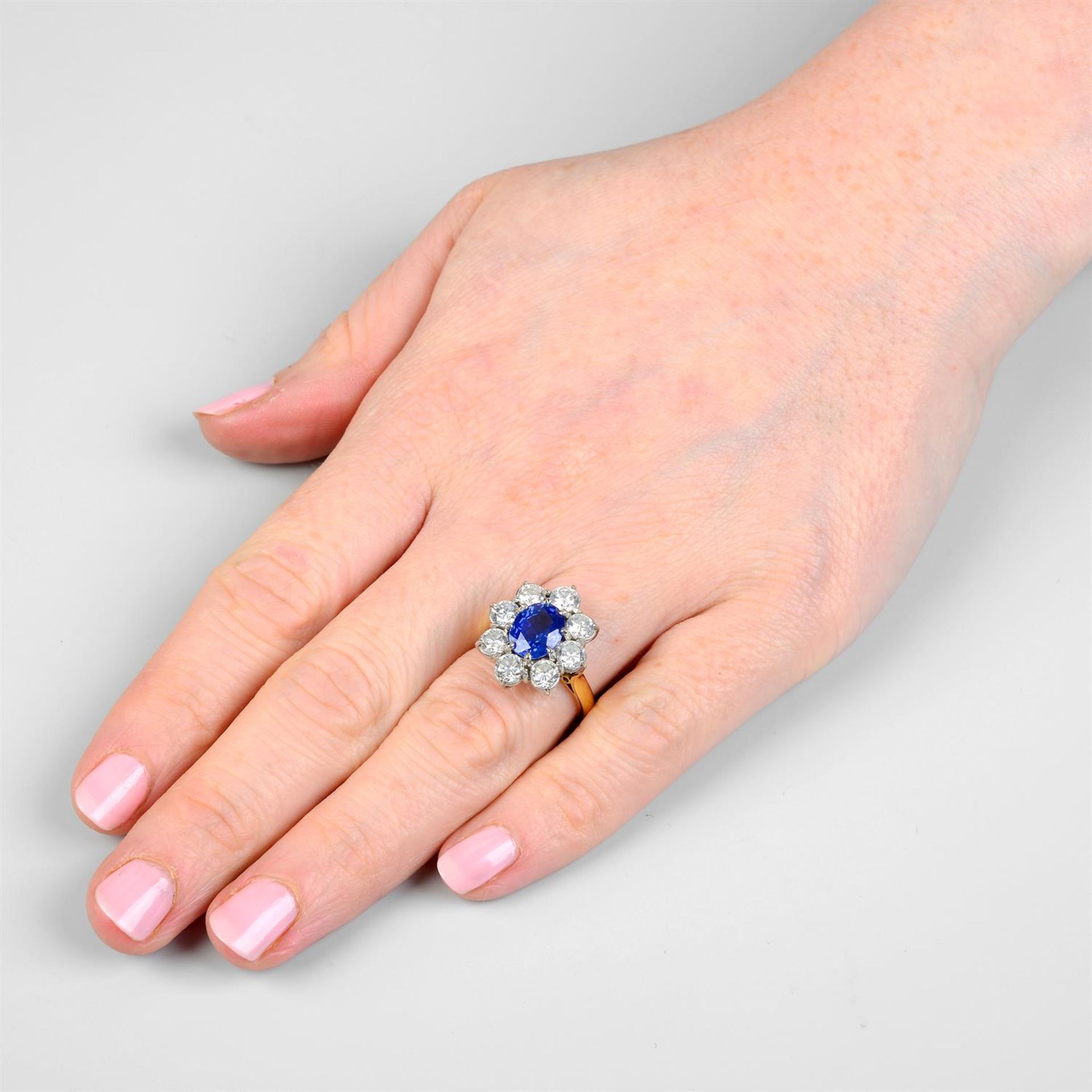A sapphire and brilliant-cut diamond cluster ring. - Bild 5 aus 5