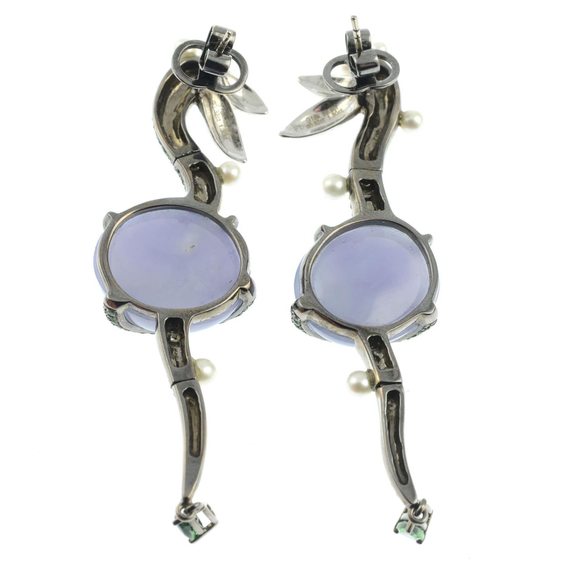 A pair of lavender jade, green garnet, diamond and seed pearl earrings, by Fei Liu. - Bild 3 aus 3