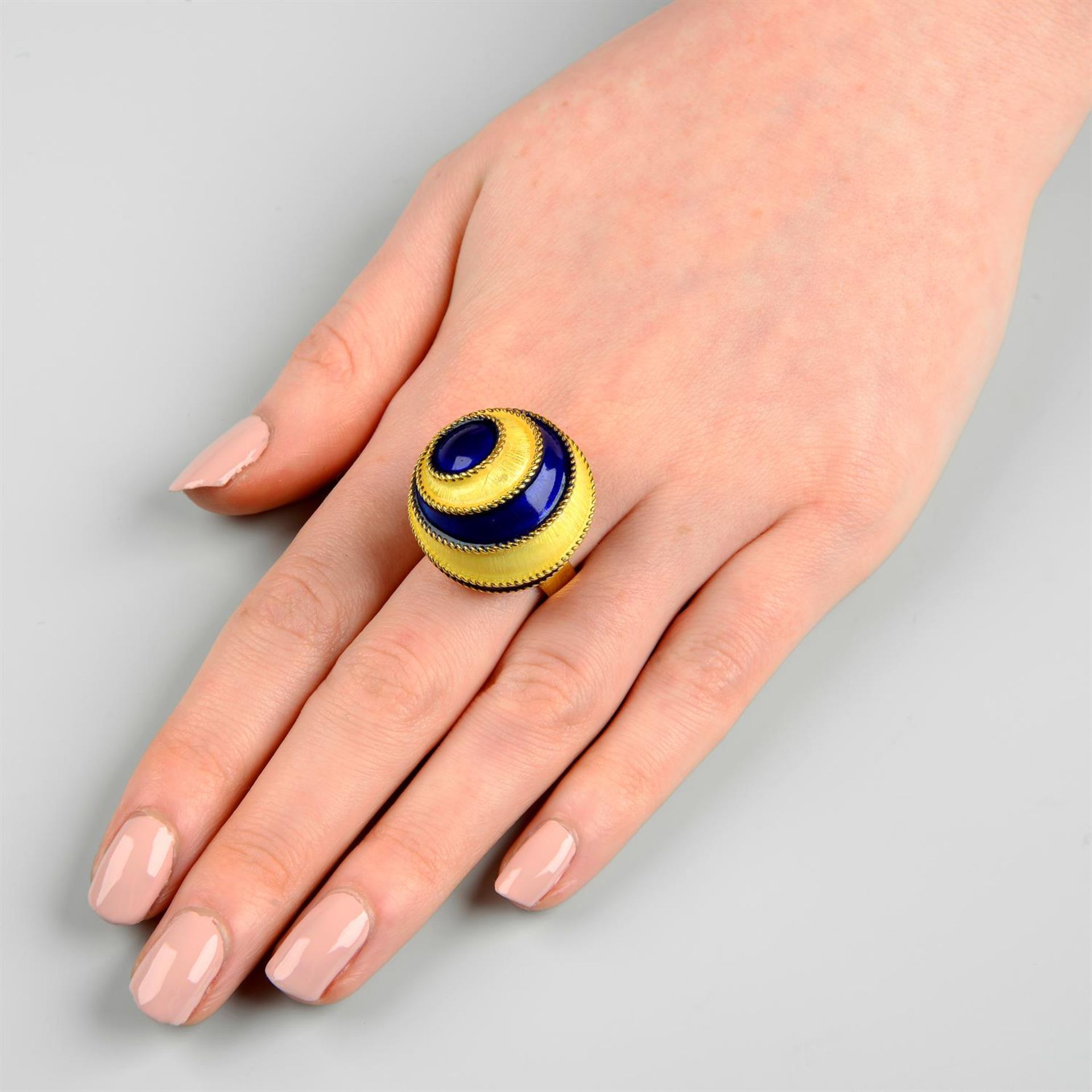 An alternating blue and near colourless enamel graduating circle bombe ring. - Image 6 of 6