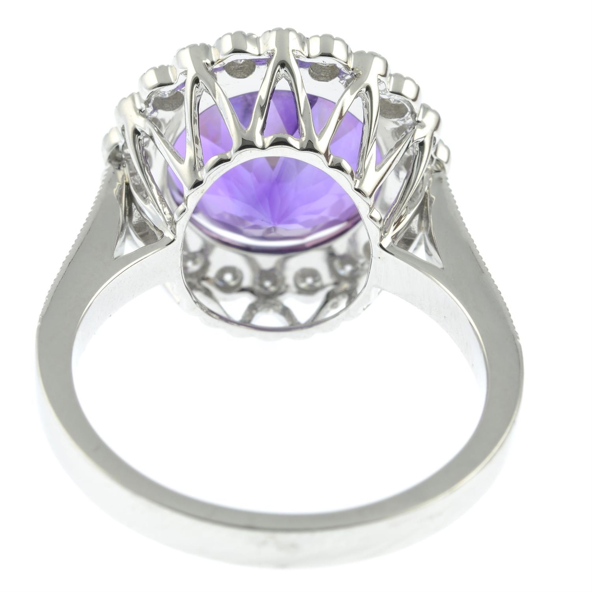 An 18ct gold amethyst and diamond cluster ring. - Bild 4 aus 6