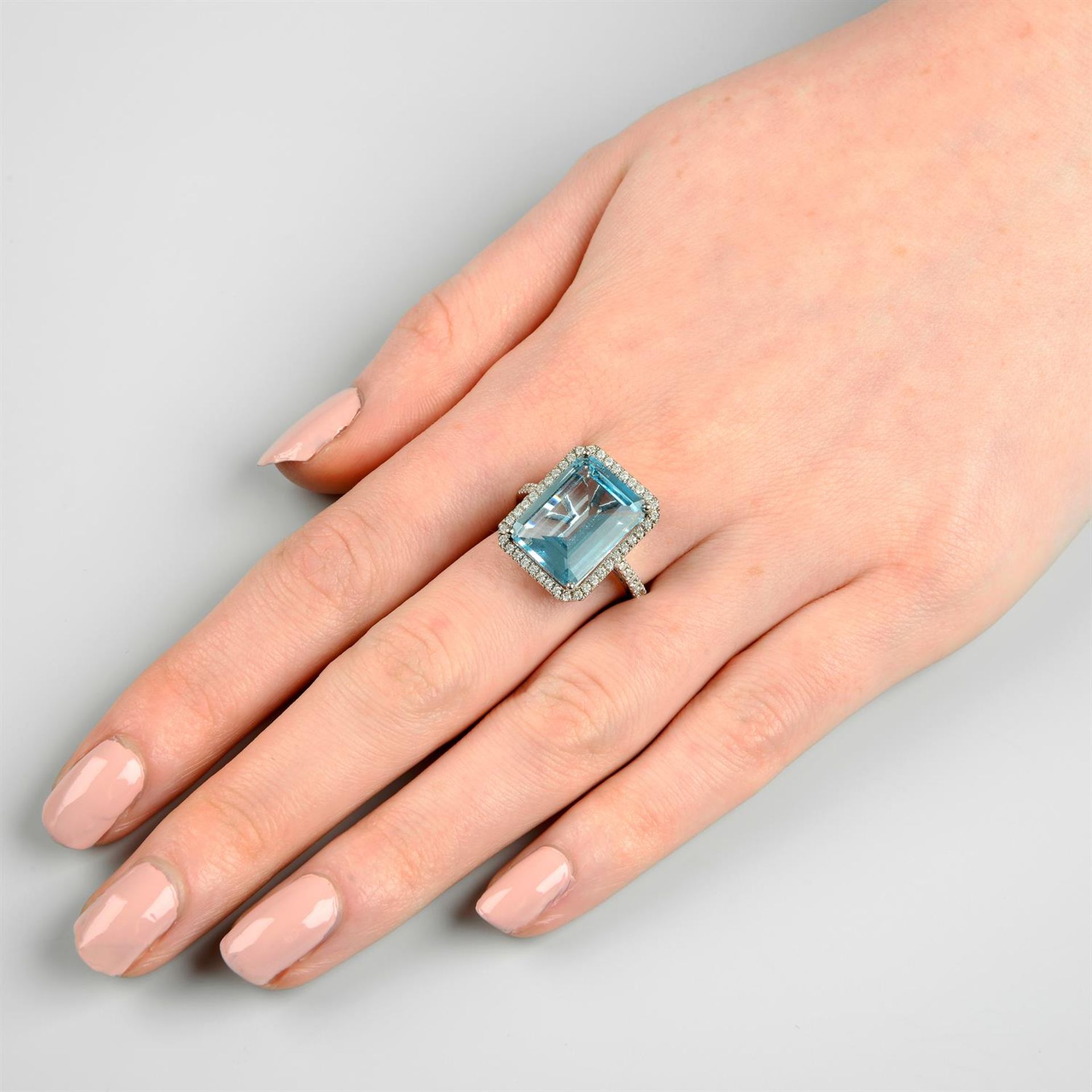 An 18ct gold aquamarine and diamond cluster ring. - Bild 6 aus 6