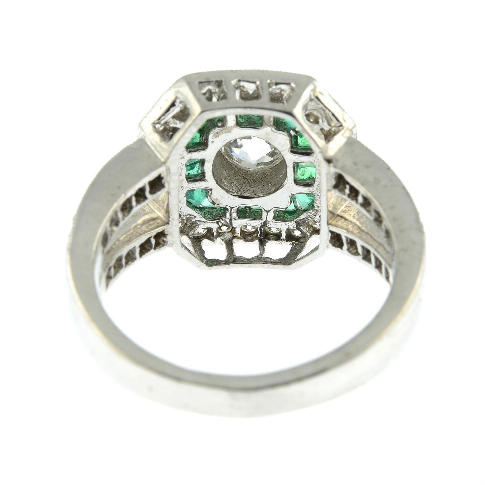 An emerald and diamond cluster ring. - Bild 4 aus 7