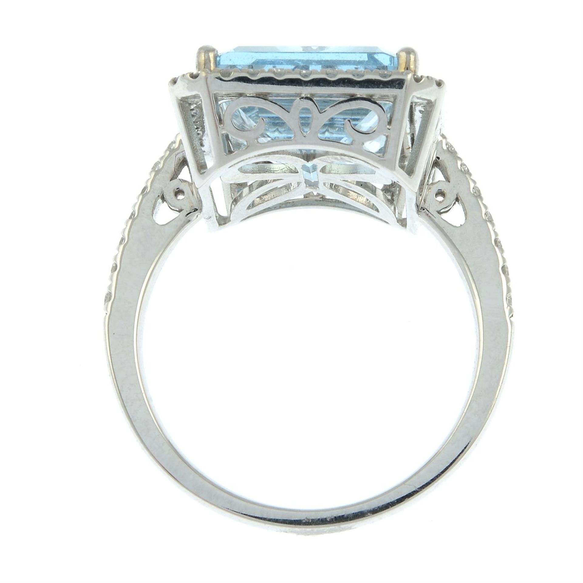 An 18ct gold aquamarine and diamond cluster ring. - Bild 5 aus 6