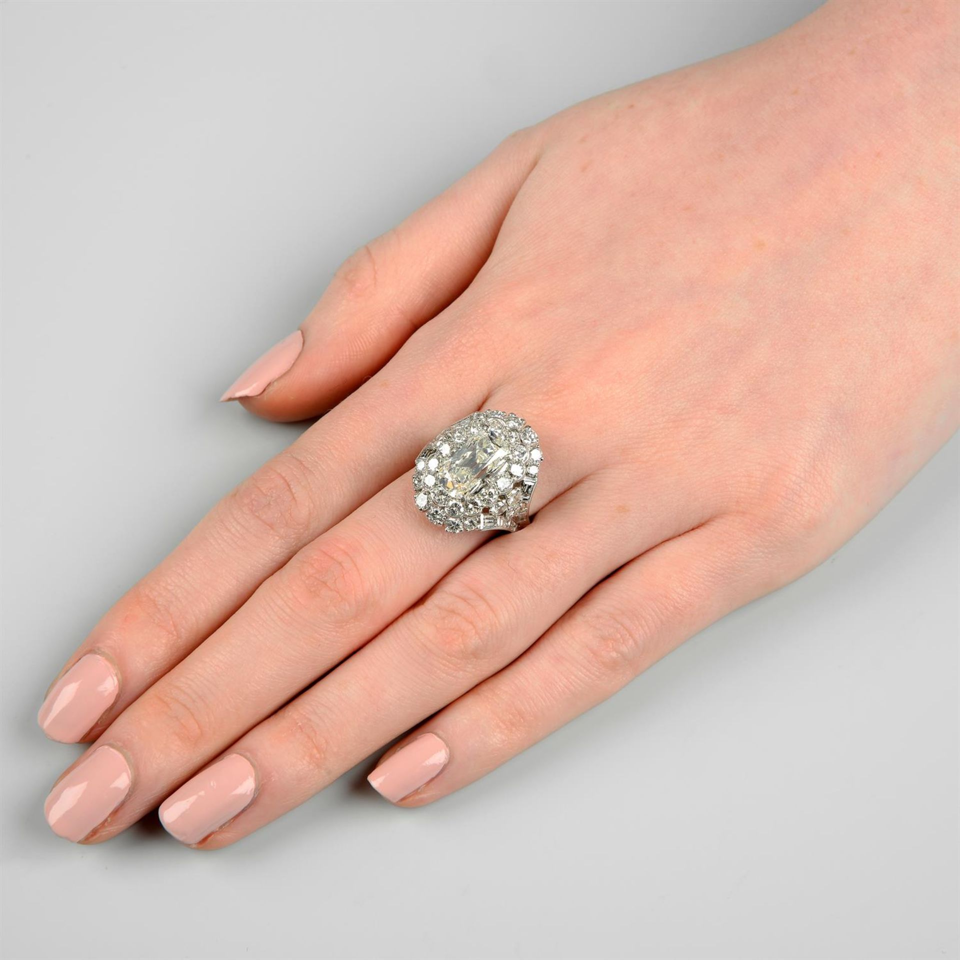 A cushion-cut diamond ring, with brilliant and baguette-cut diamond surrounds. - Bild 6 aus 6