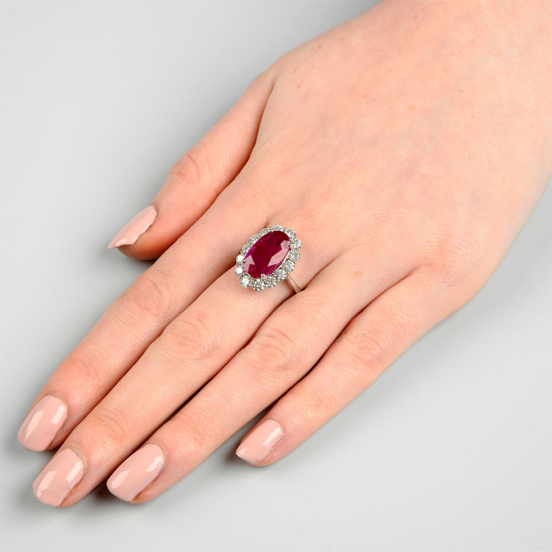An 18ct gold ruby and diamond cluster ring. - Bild 6 aus 6