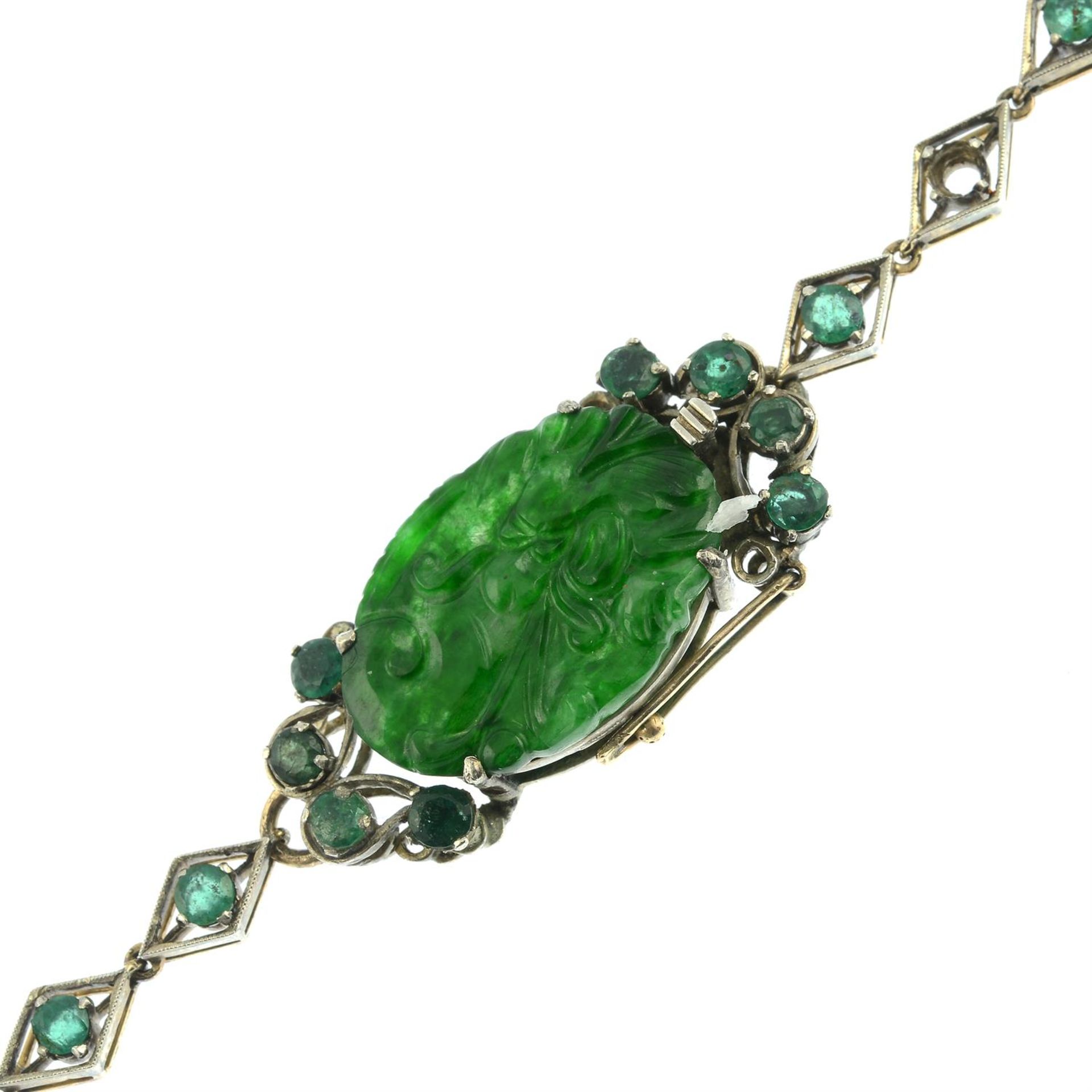 A carved A-type jade, brilliant-cut diamond and emerald necklace. - Bild 6 aus 7