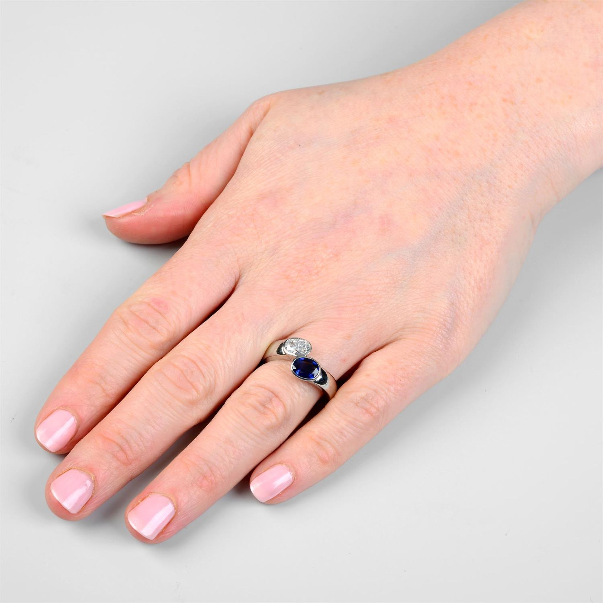 A platinum, oval-shape diamond and sapphire 'Toi et Moi' crossover ring. - Bild 6 aus 6