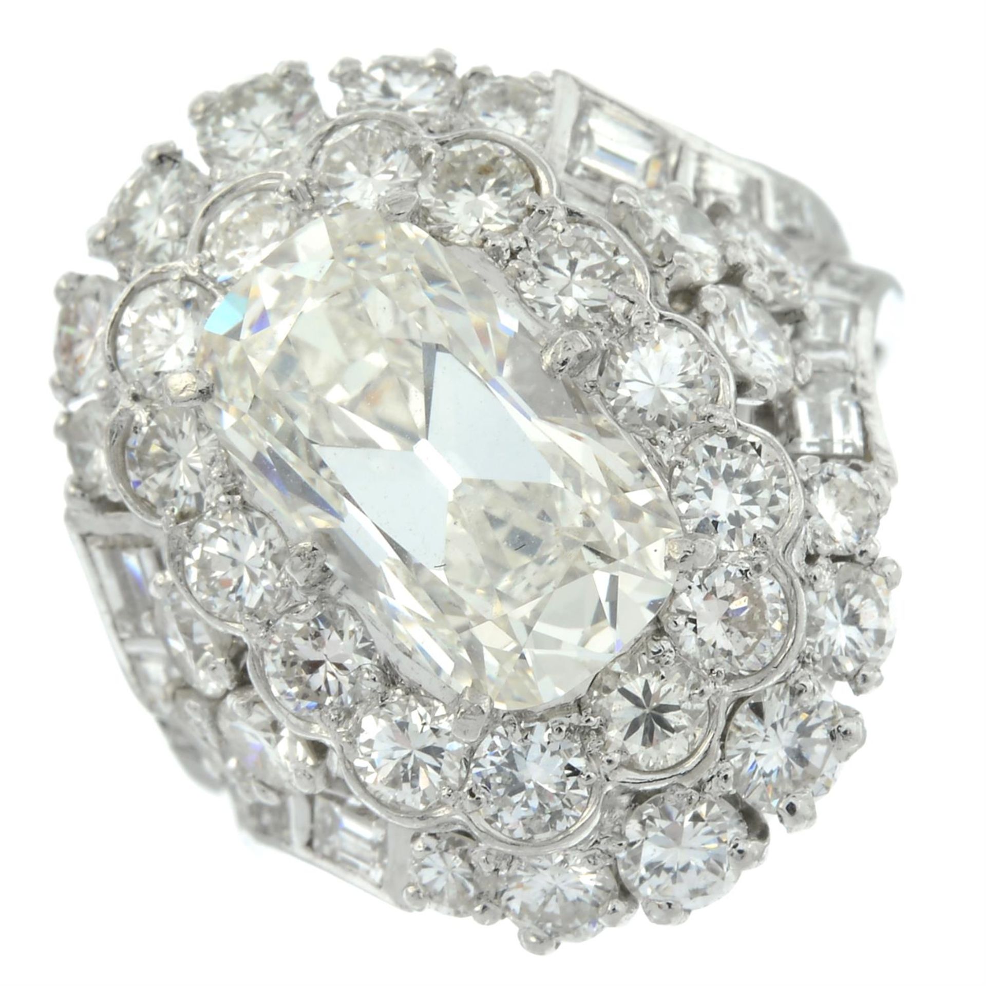 A cushion-cut diamond ring, with brilliant and baguette-cut diamond surrounds. - Bild 2 aus 6