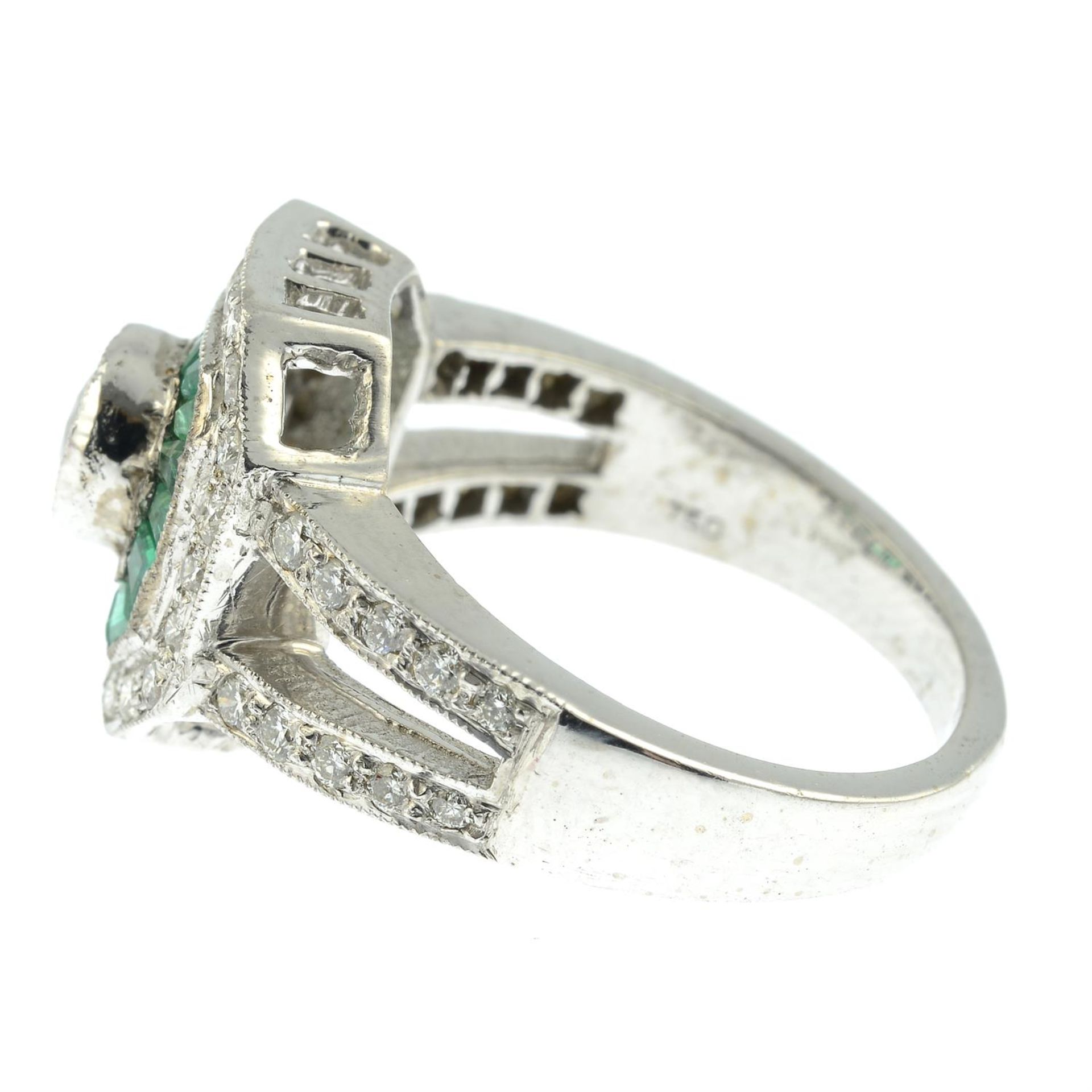An emerald and diamond cluster ring. - Bild 3 aus 7