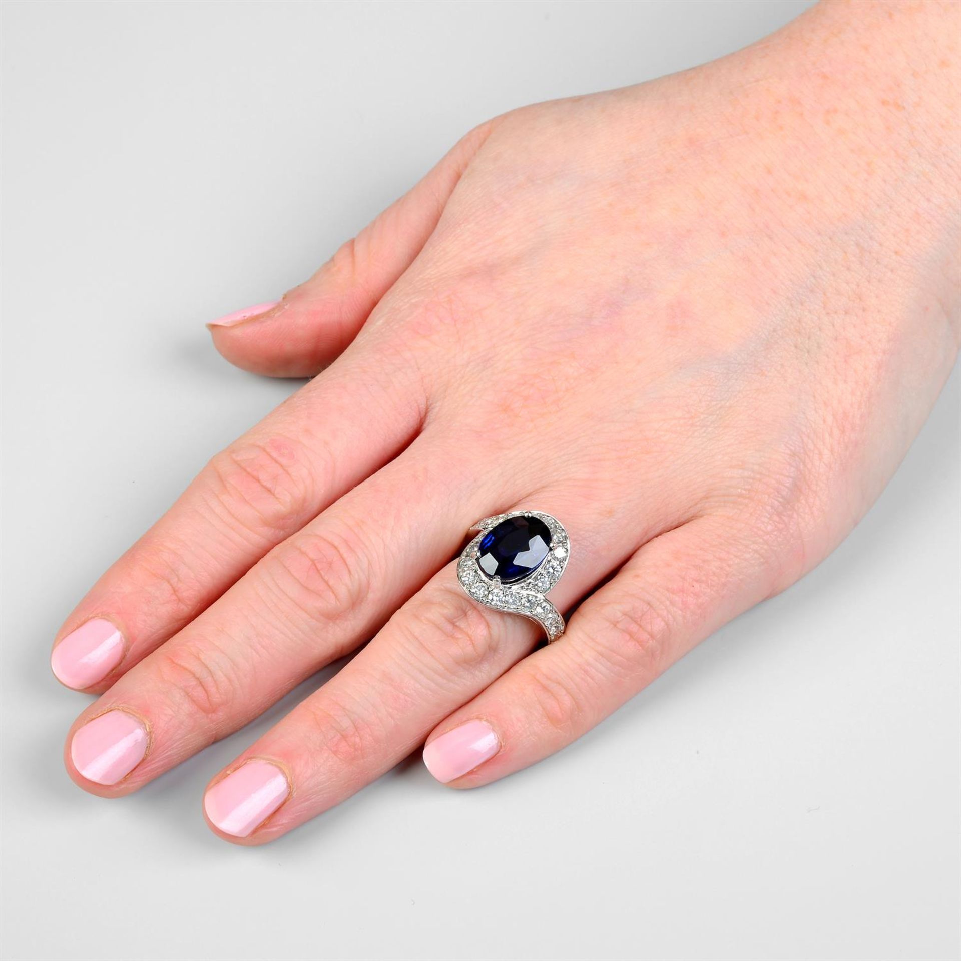 A sapphire and brilliant-cut diamond dress ring. - Bild 6 aus 6