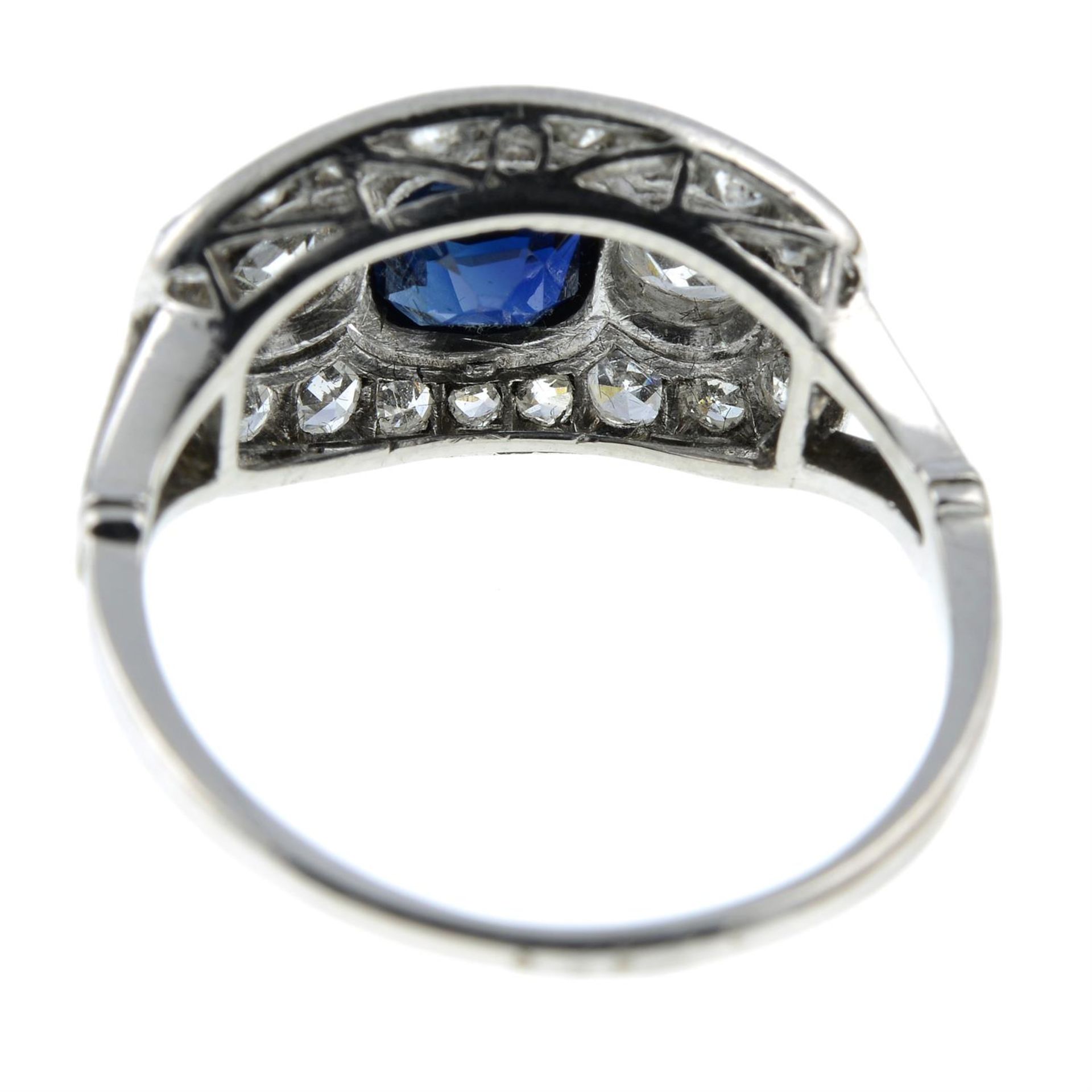 A sapphire, circular and single-cut diamond dress ring. - Bild 4 aus 6