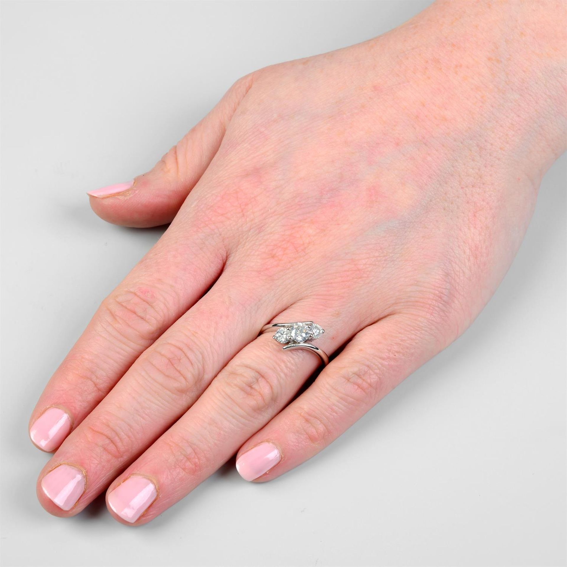 A graduated brilliant-cut diamond three-stone ring, with asymmetric sides. - Bild 6 aus 6