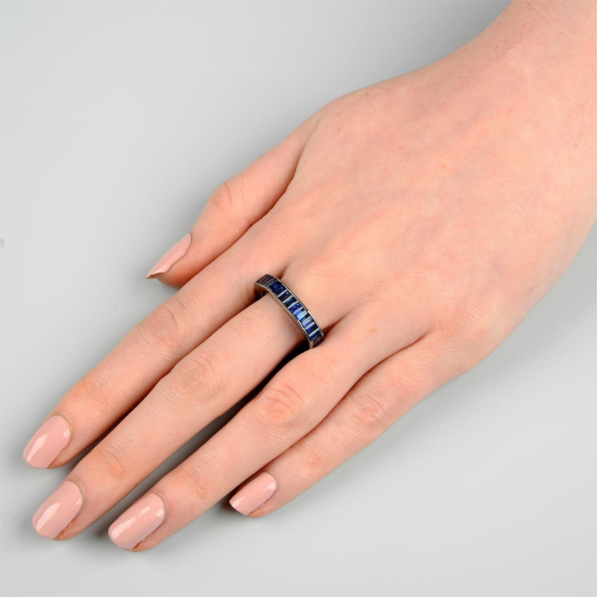 A rectangular-shape sapphire octagonal-shape full eternity ring. - Bild 5 aus 5