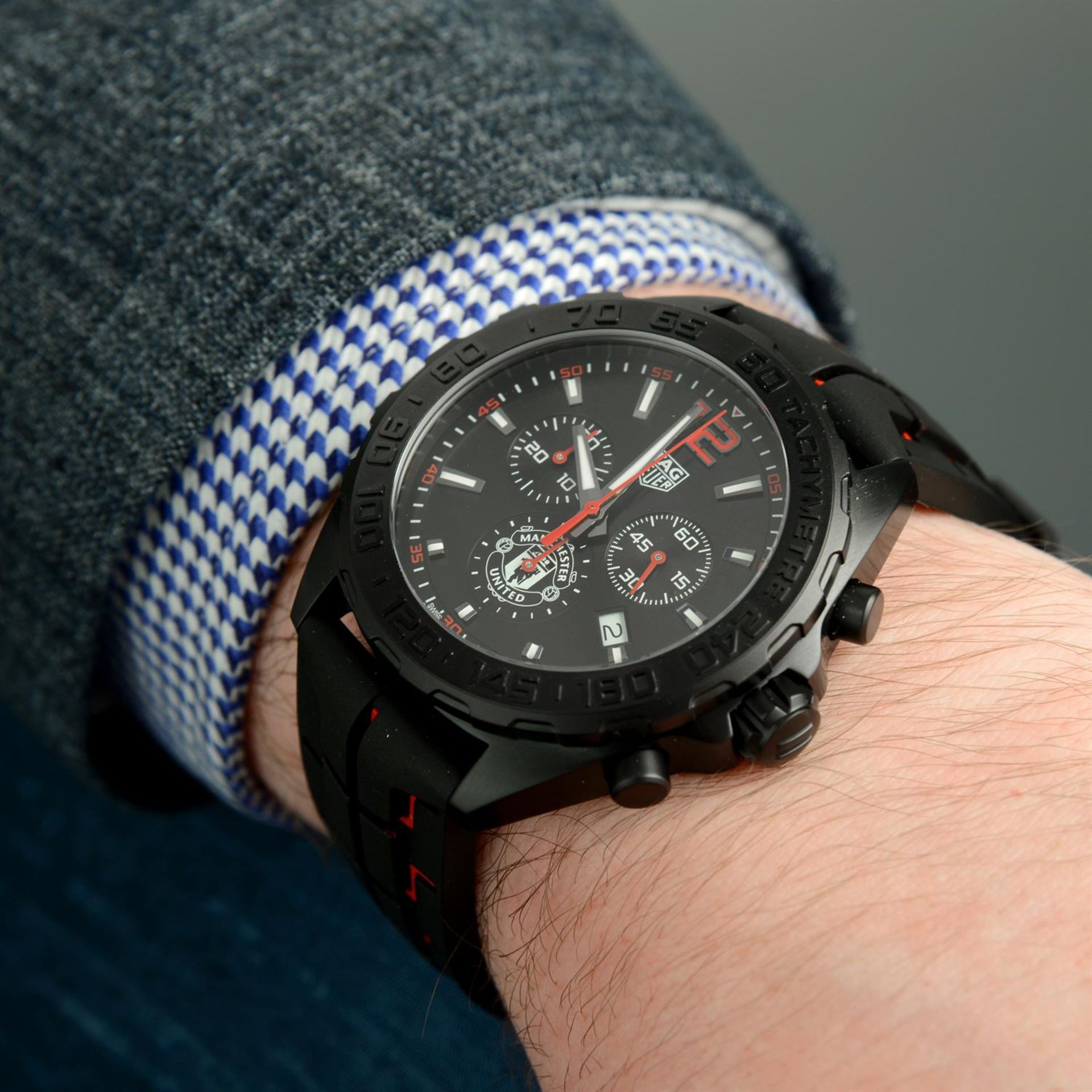 TAG HEUER - a limited edition stainless steel Formula 1 'Manchester United' chronograph wrist watch, - Bild 6 aus 6