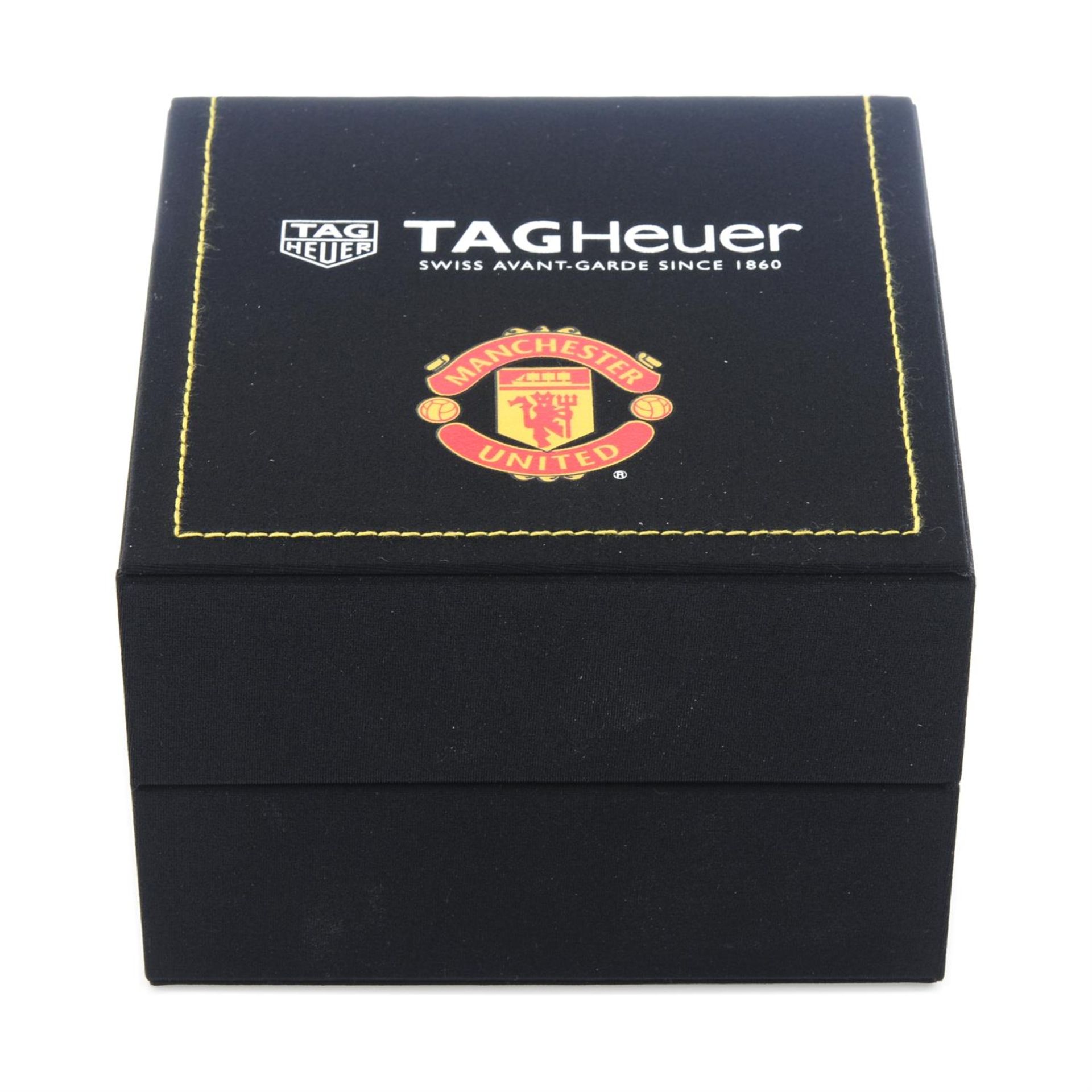 TAG HEUER - a limited edition stainless steel Formula 1 'Manchester United' chronograph wrist watch, - Bild 5 aus 6