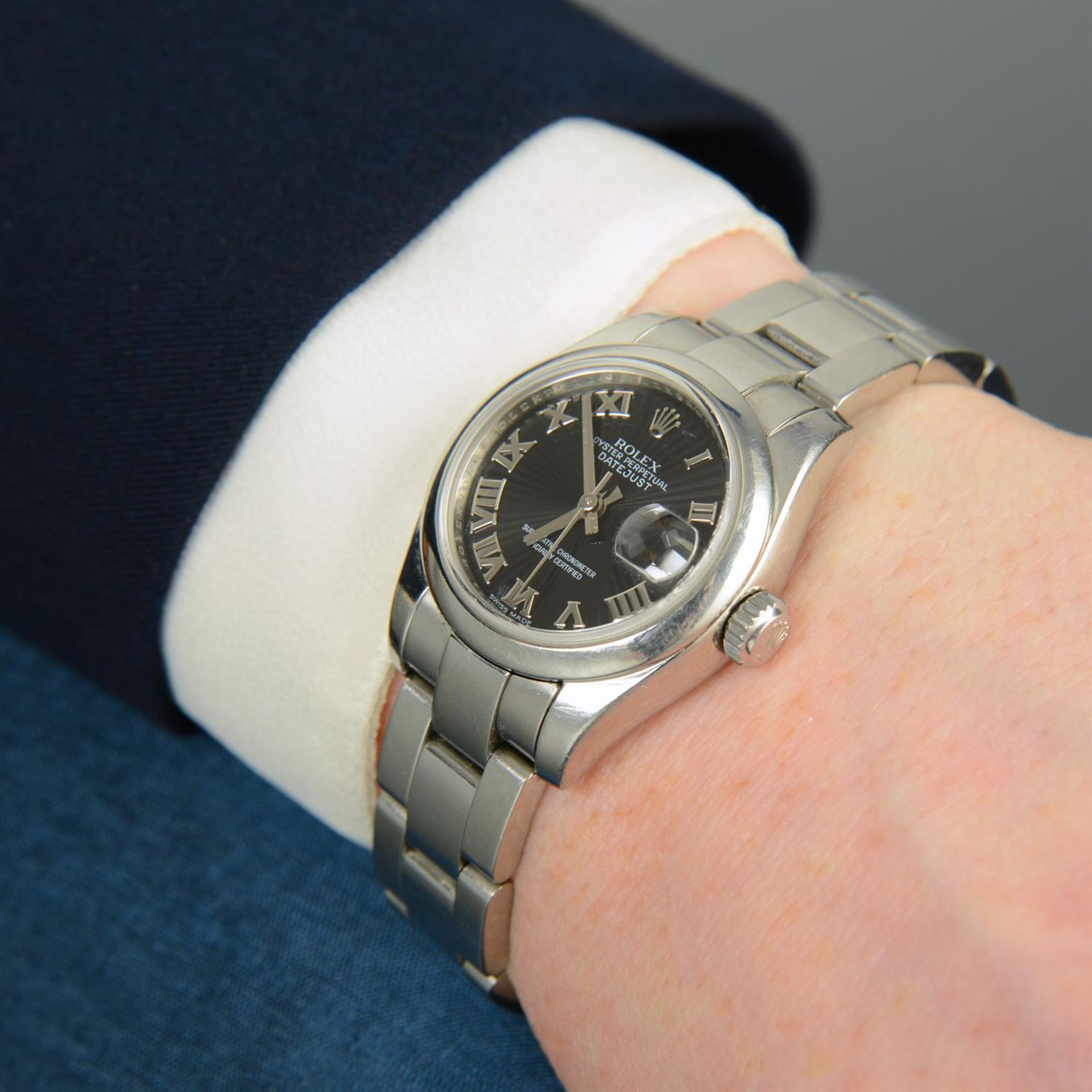 ROLEX - a stainless steel Oyster Perpetual Datejust bracelet watch, 26mm. - Bild 5 aus 5