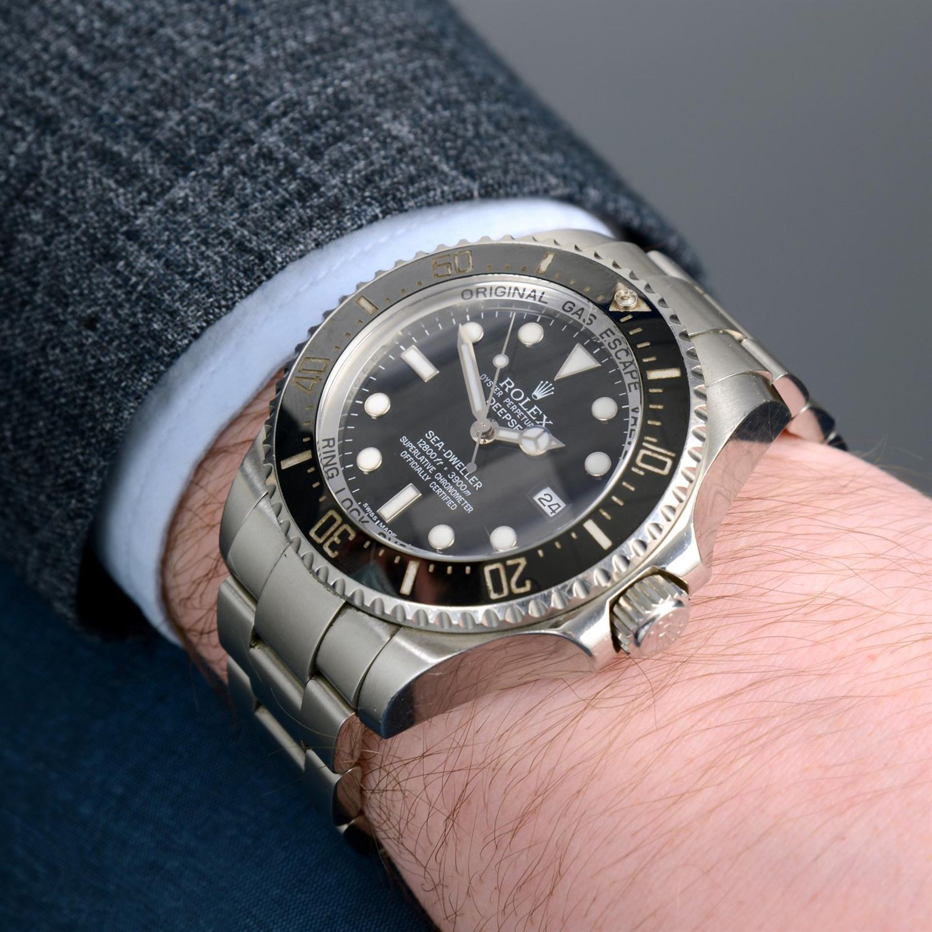 ROLEX - a stainless steel Oyster Perpetual Deepsea Sea-Dweller bracelet watch, 43mm. - Bild 6 aus 6