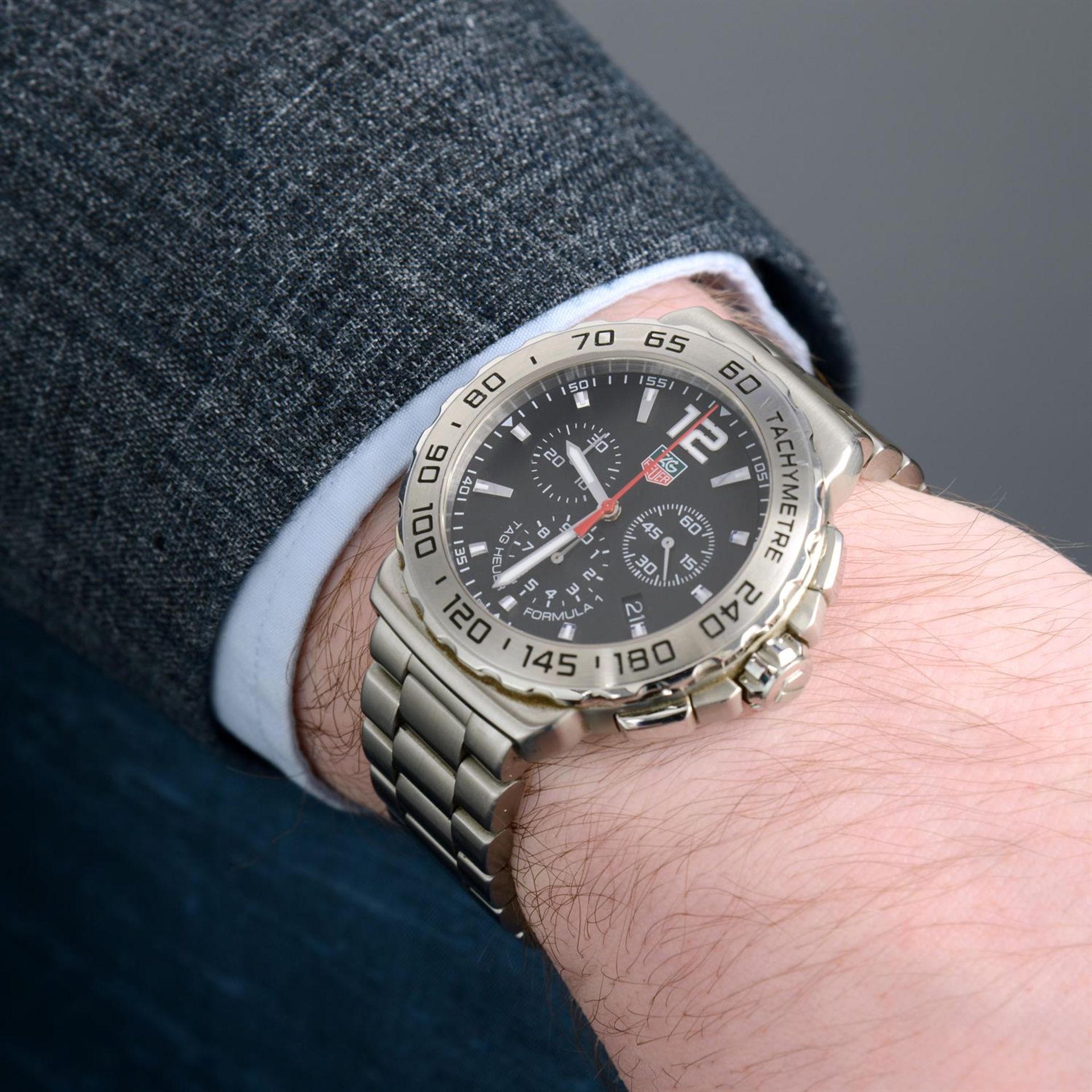 TAG HEUER - a stainless steel Formula 1 chronograph bracelet watch, 41mm. - Bild 6 aus 6