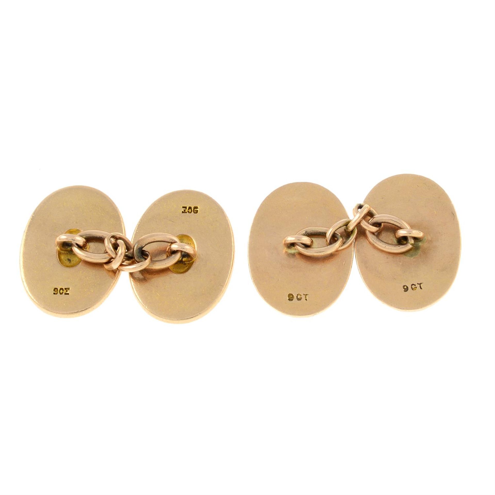 A pair of early 20th century 9ct gold cufflinks, with engraved monogram. - Bild 2 aus 2