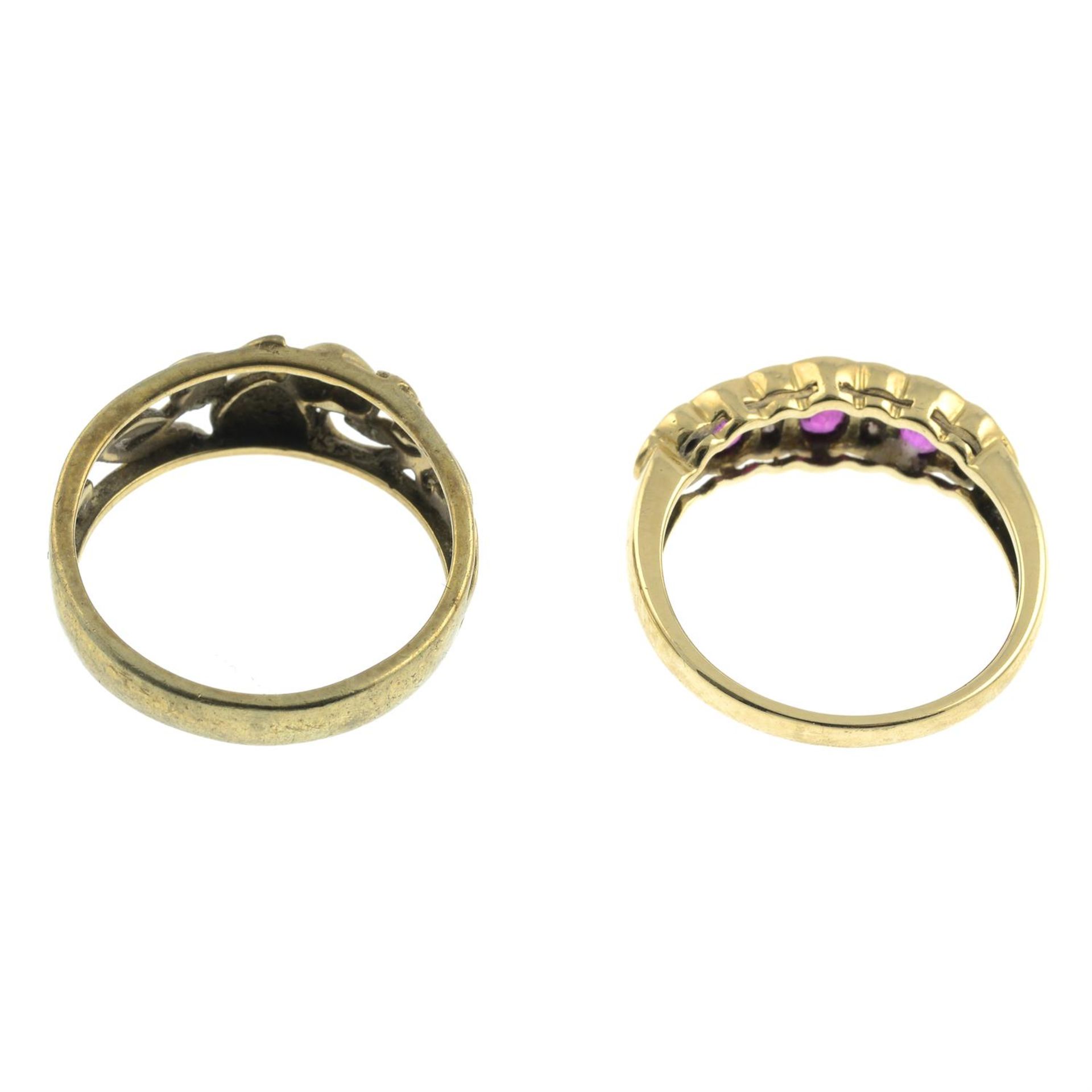 A 9ct gold ruby three-stone ring, with diamond spacers, together with a 9ct gold floral openwork - Bild 2 aus 2