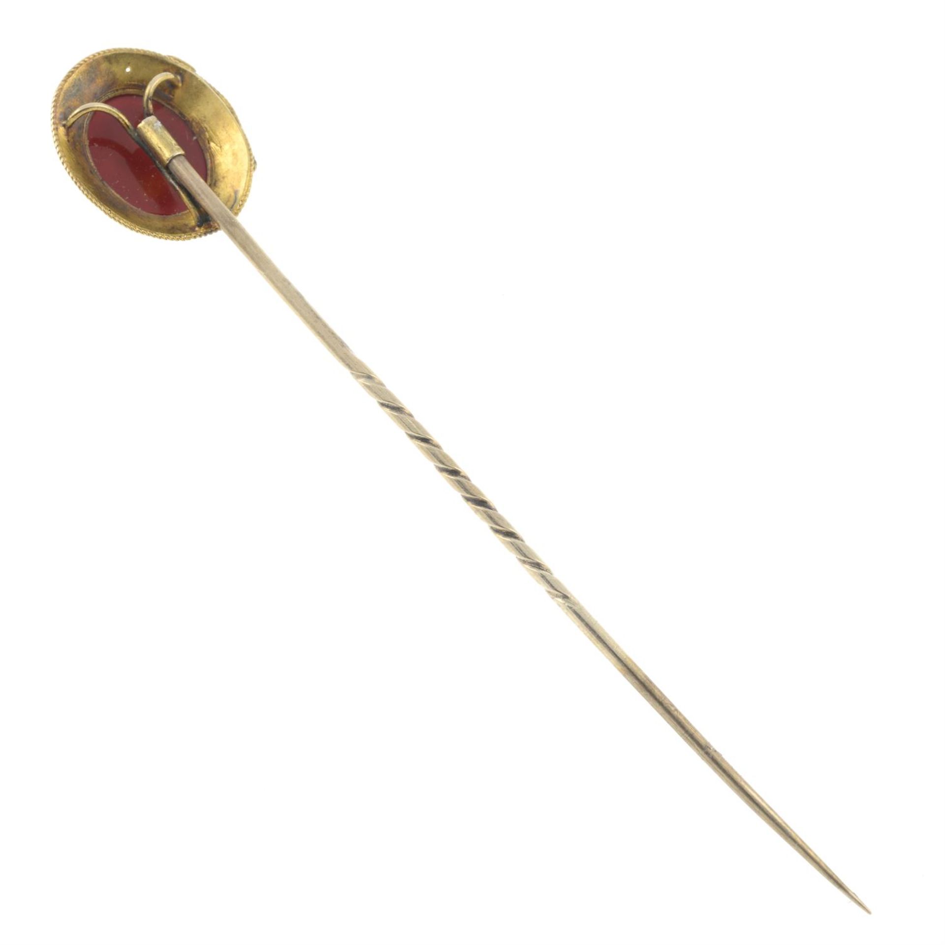 A carved carnelian stickpin, depicting a belt. - Bild 2 aus 3