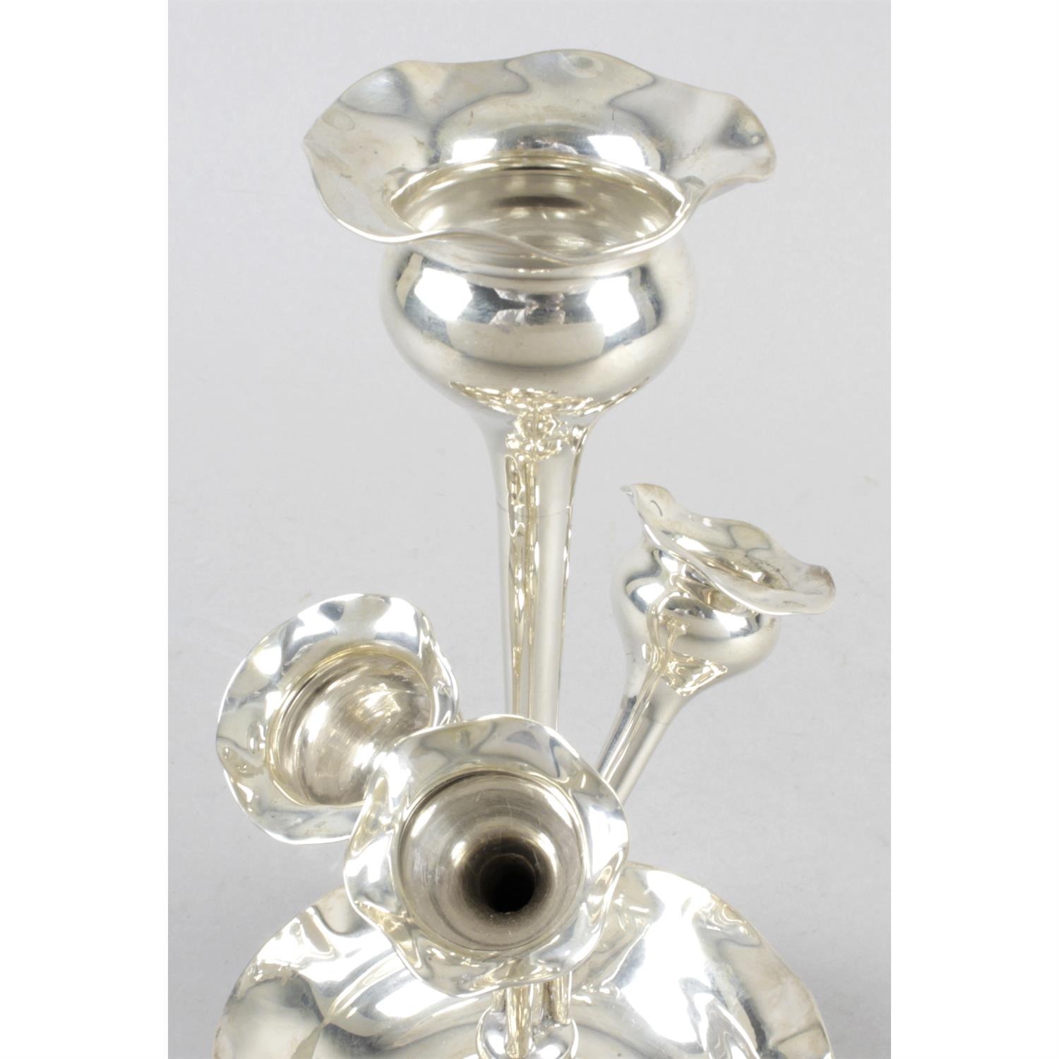 An Edwardian silver four vase epergne. - Image 2 of 4