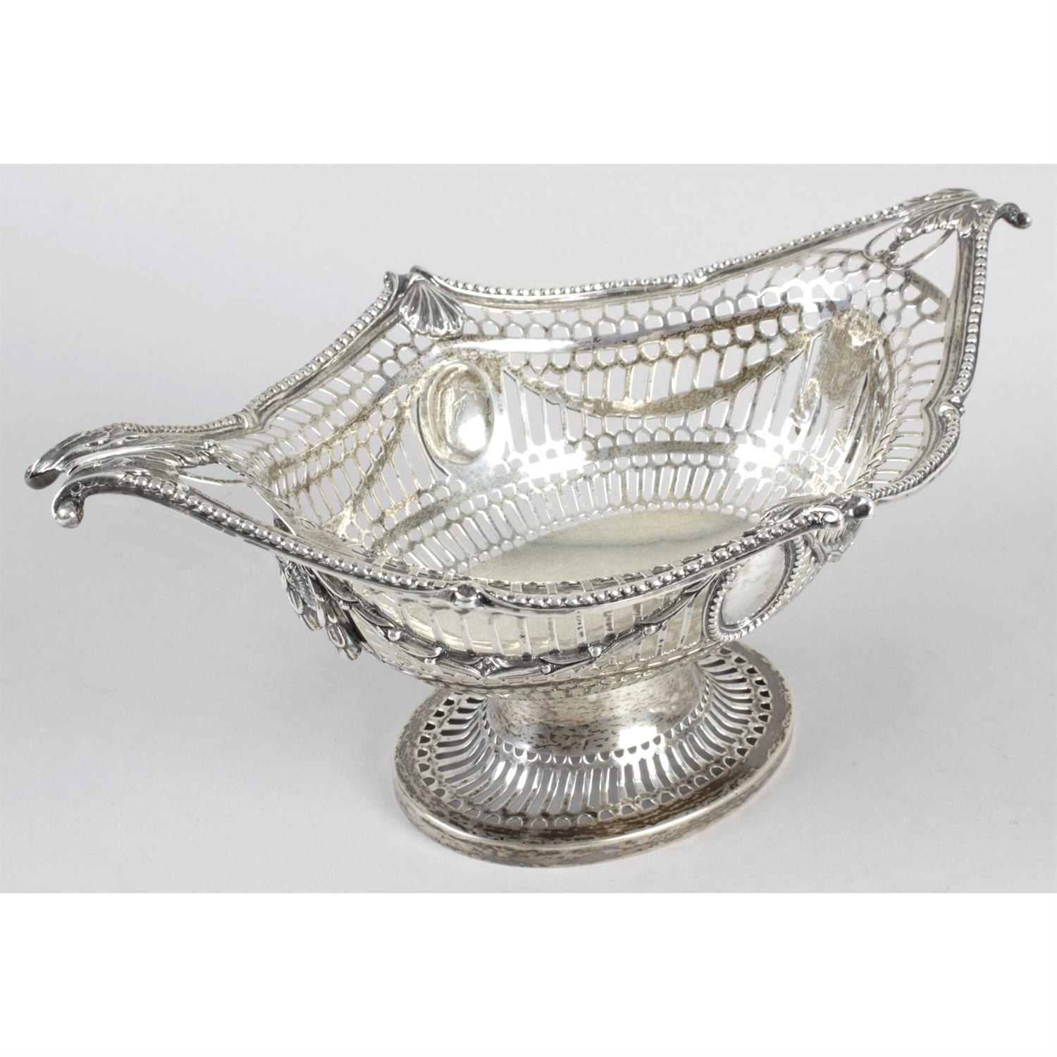 An Edwardian pierced silver pedestal dish. - Image 2 of 3