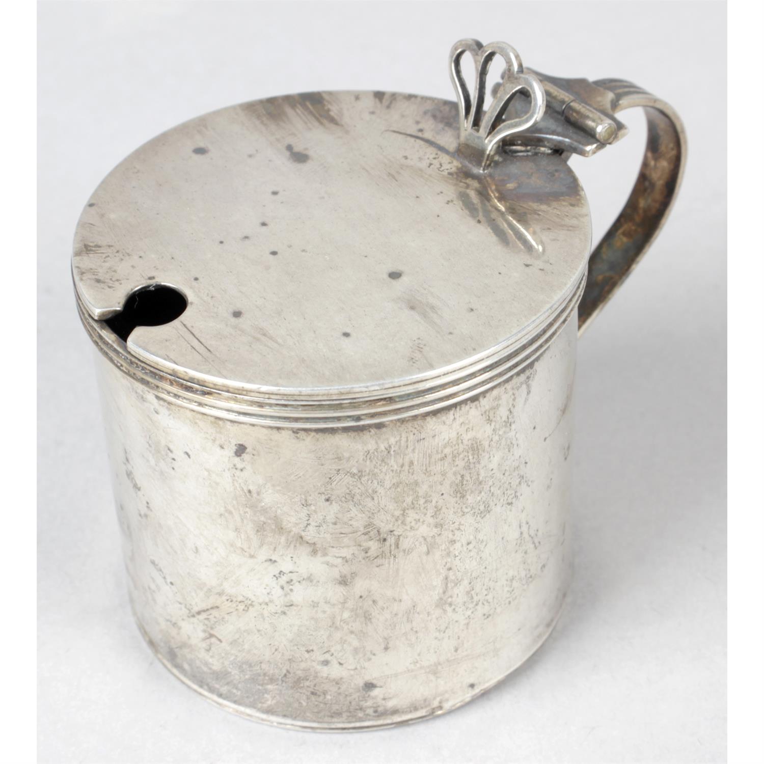 A Victorian pierced silver mustard pot, together with an early George V plainer example. (2). - Image 4 of 5