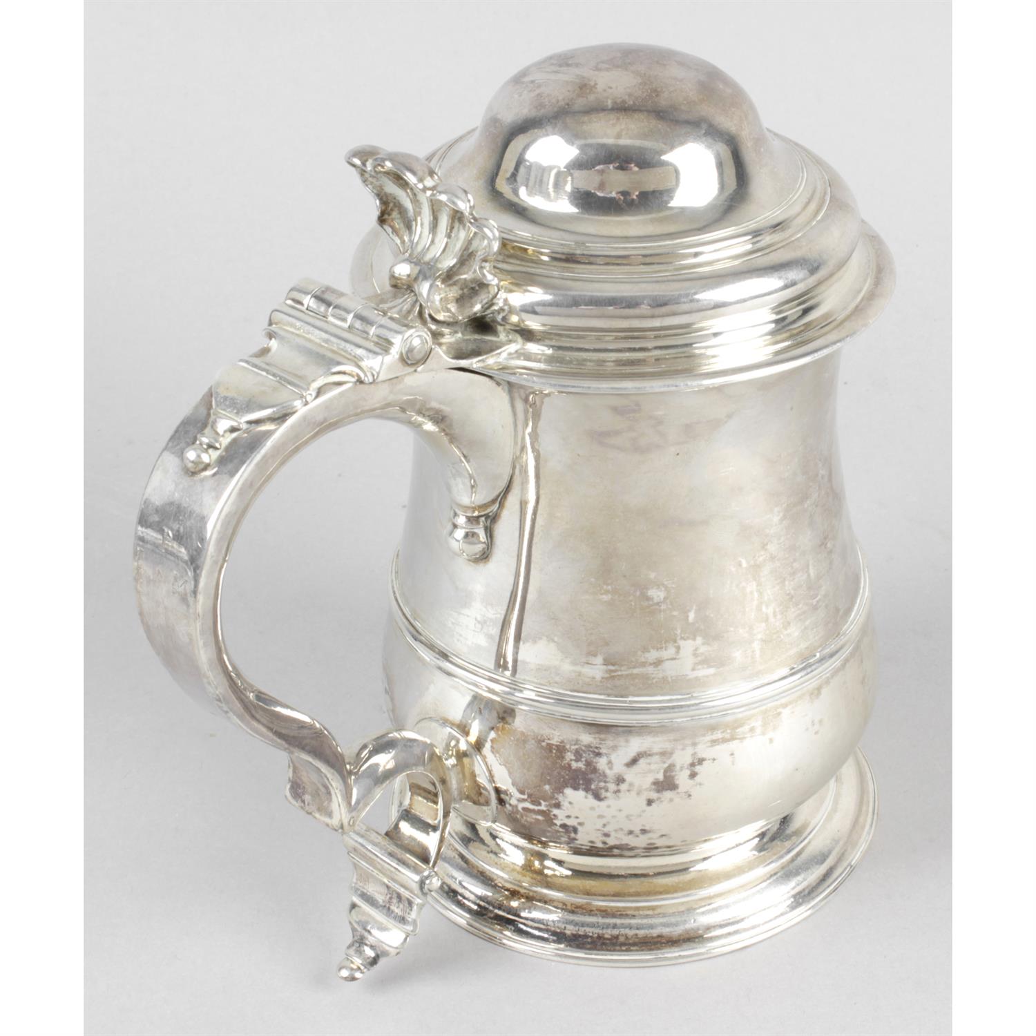 A George II silver tankard by William Williams I. - Image 2 of 5