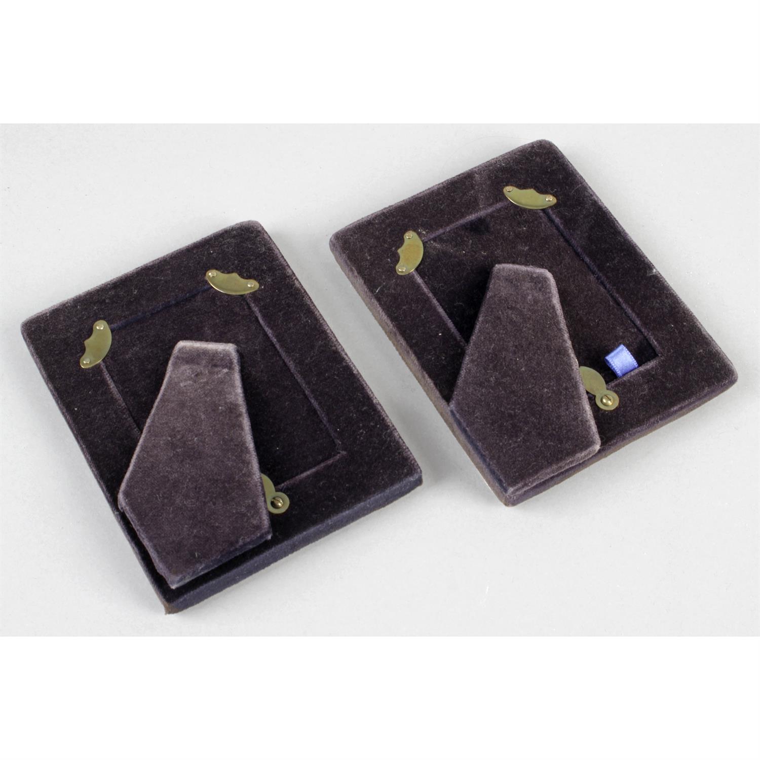 A pair of modern silver mounted small photograph frames of rectangular outline. - Image 2 of 3