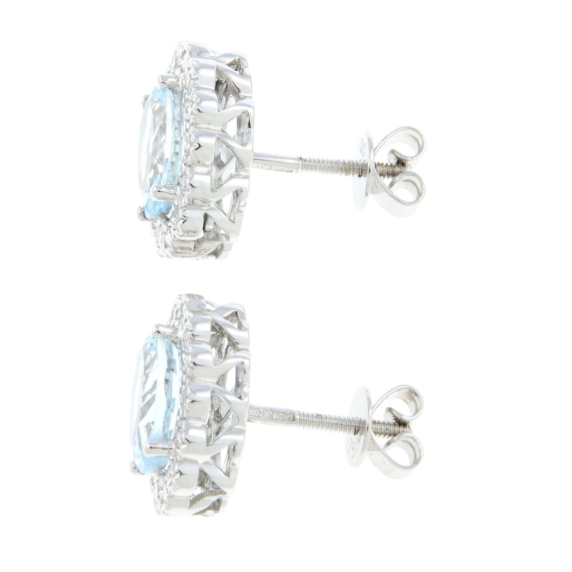 A pair of 18ct gold aquamarine and diamond cluster earrings. - Bild 2 aus 2