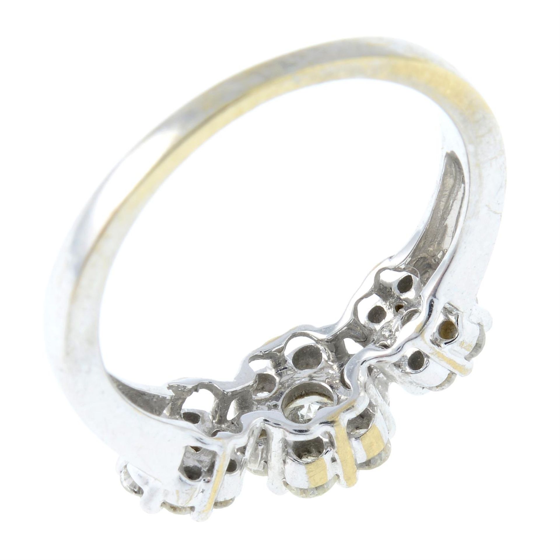 A brilliant-cut diamond triple cluster ring. - Bild 2 aus 2