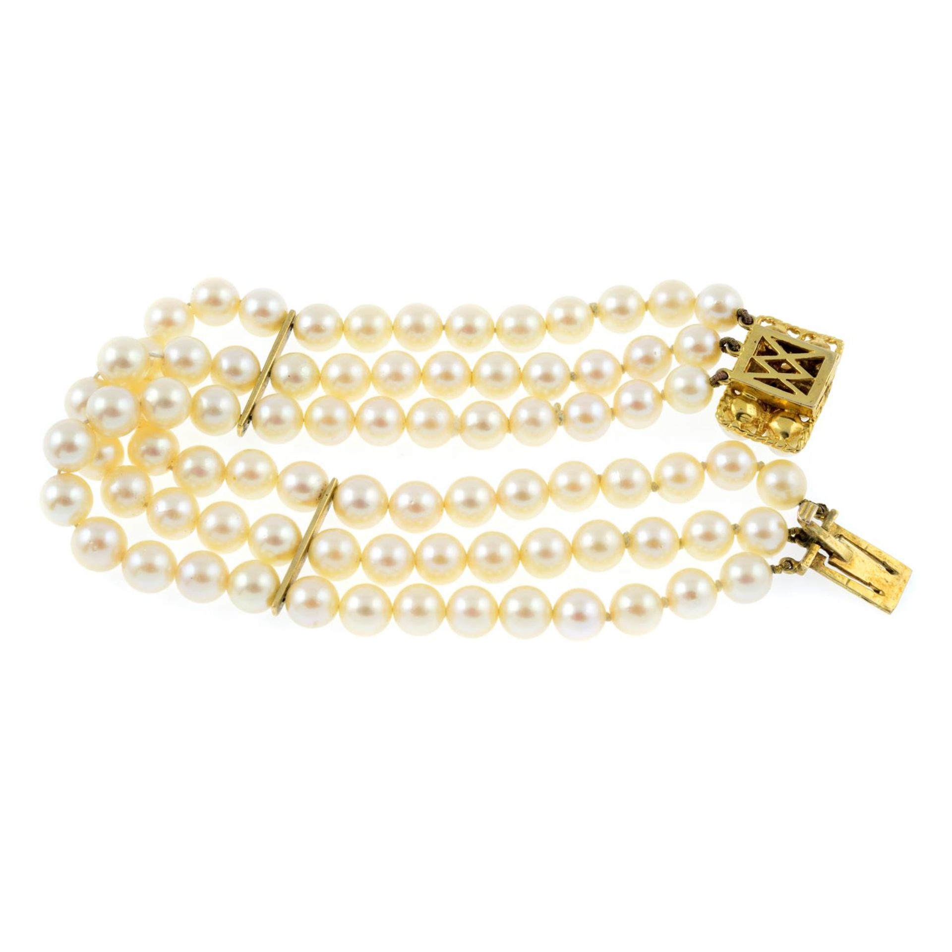 A cultured pearl three-row bracelet, with push-piece clasp. - Bild 2 aus 2