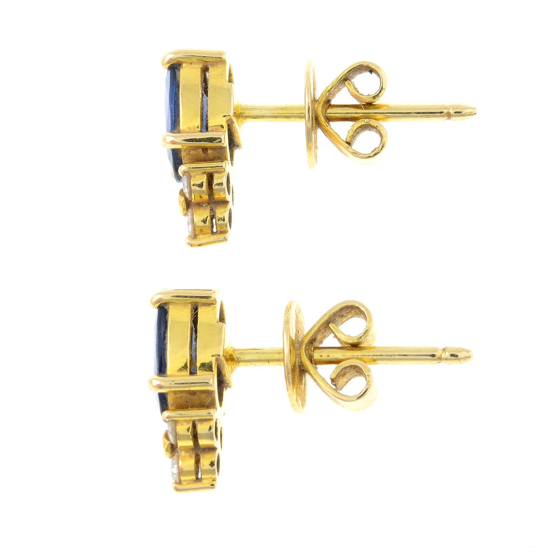 A pair of sapphire and brilliant-cut diamond stud earrings. - Bild 2 aus 2
