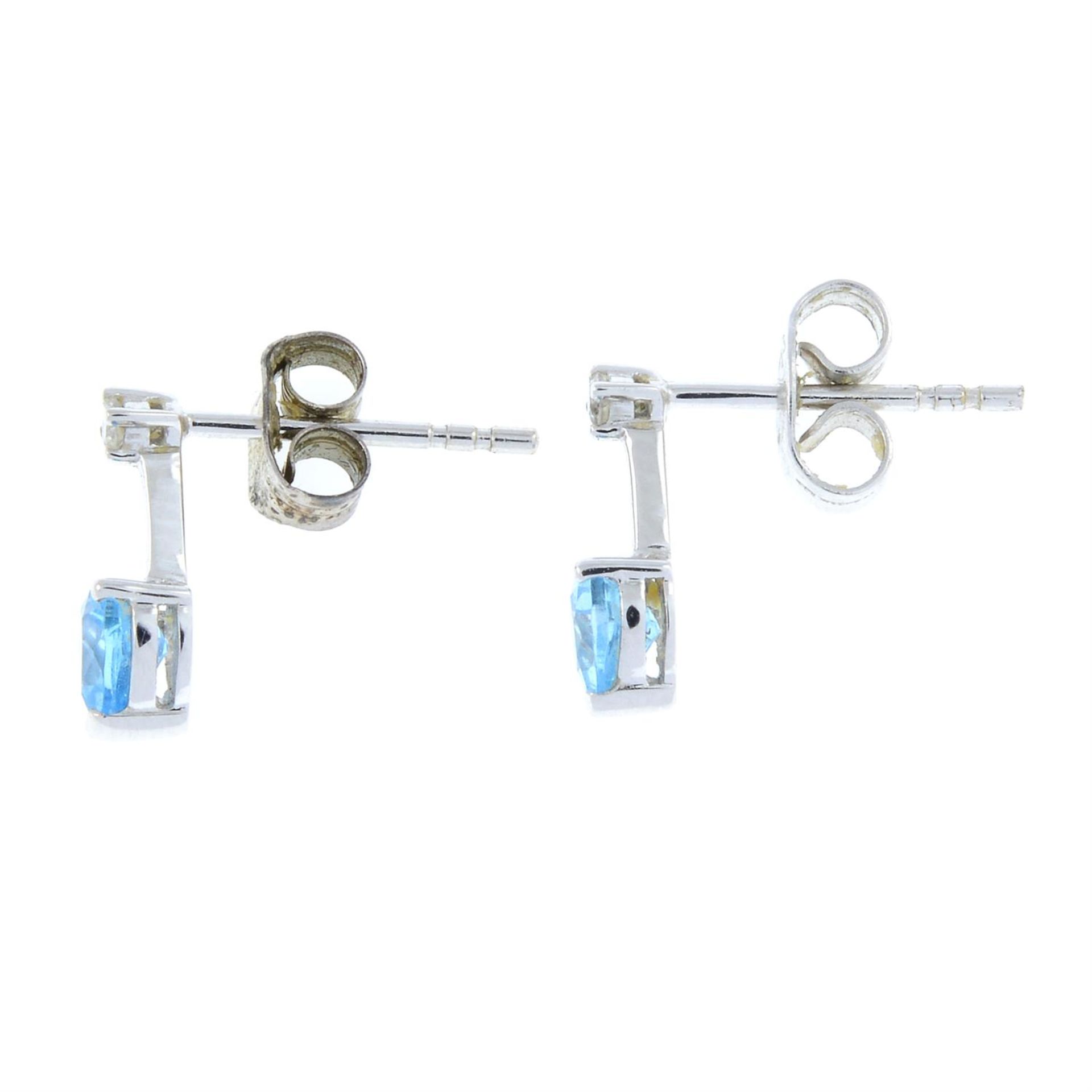 A pair 18ct gold brilliant-cut diamond and heart-shape topaz stud earrings. - Bild 2 aus 2