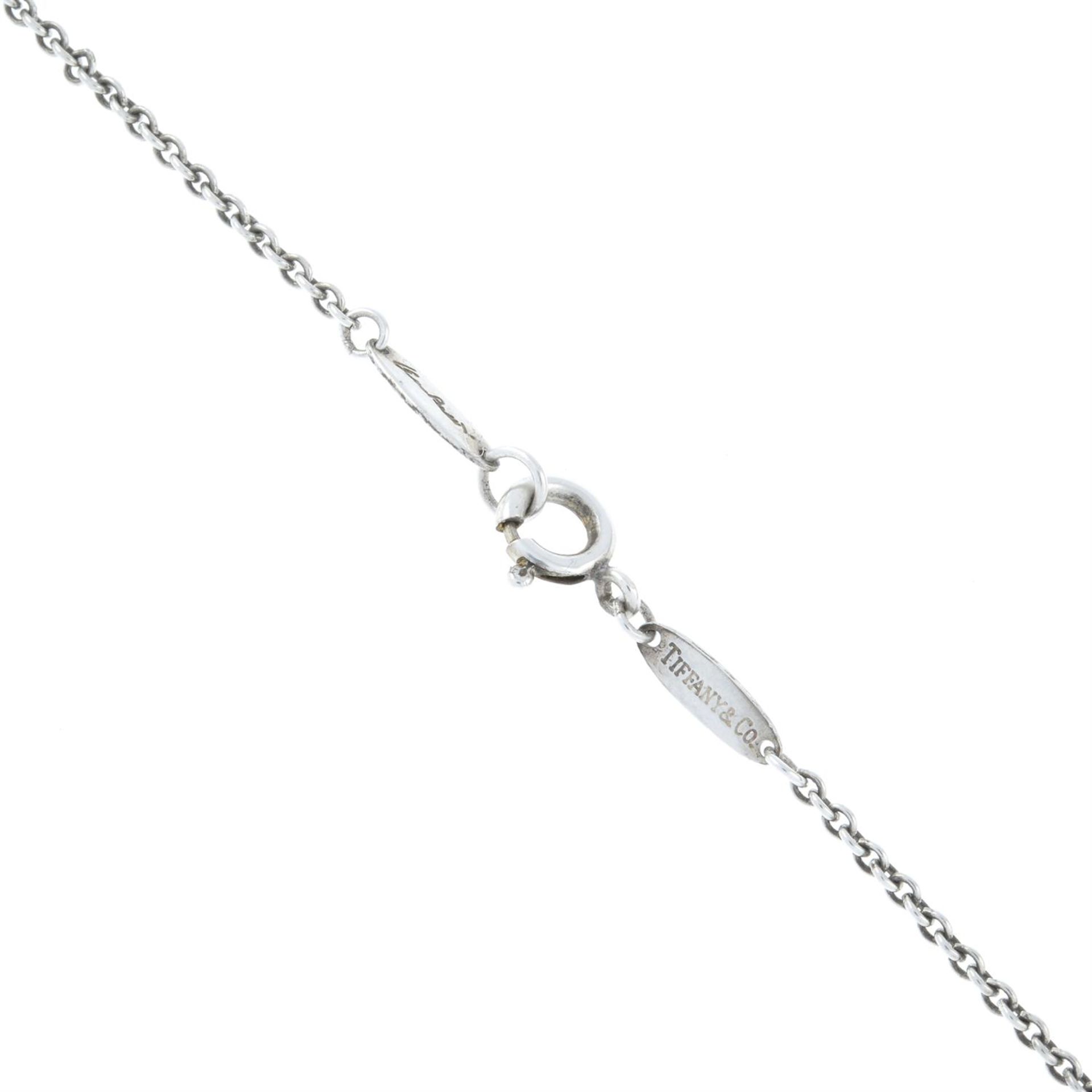 A silver 'tear drop' necklace, by Tiffany & Co. - Bild 2 aus 3