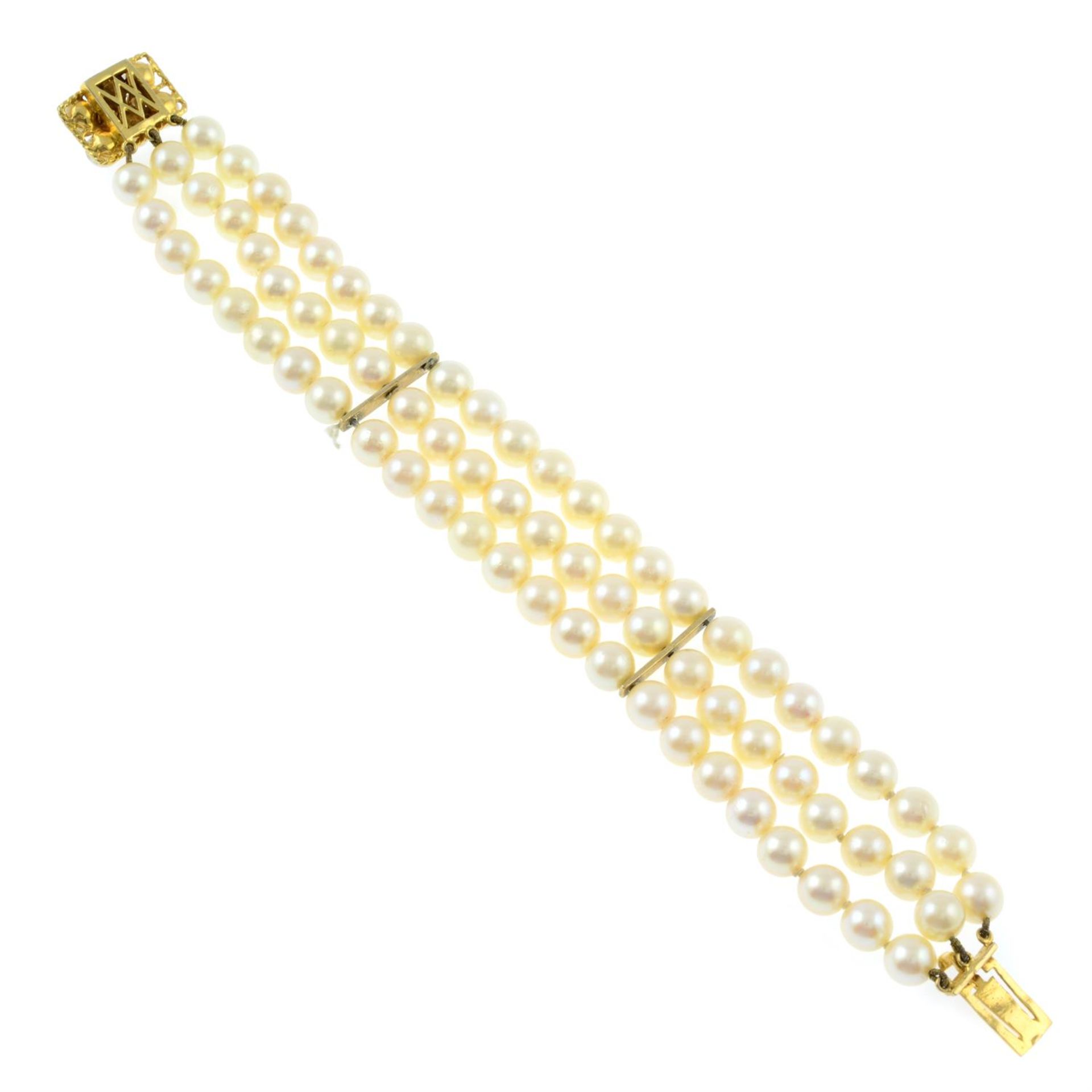 A three-row cultured pearl bracelet, with cultured pearl cluster push-piece clasp. - Bild 2 aus 2