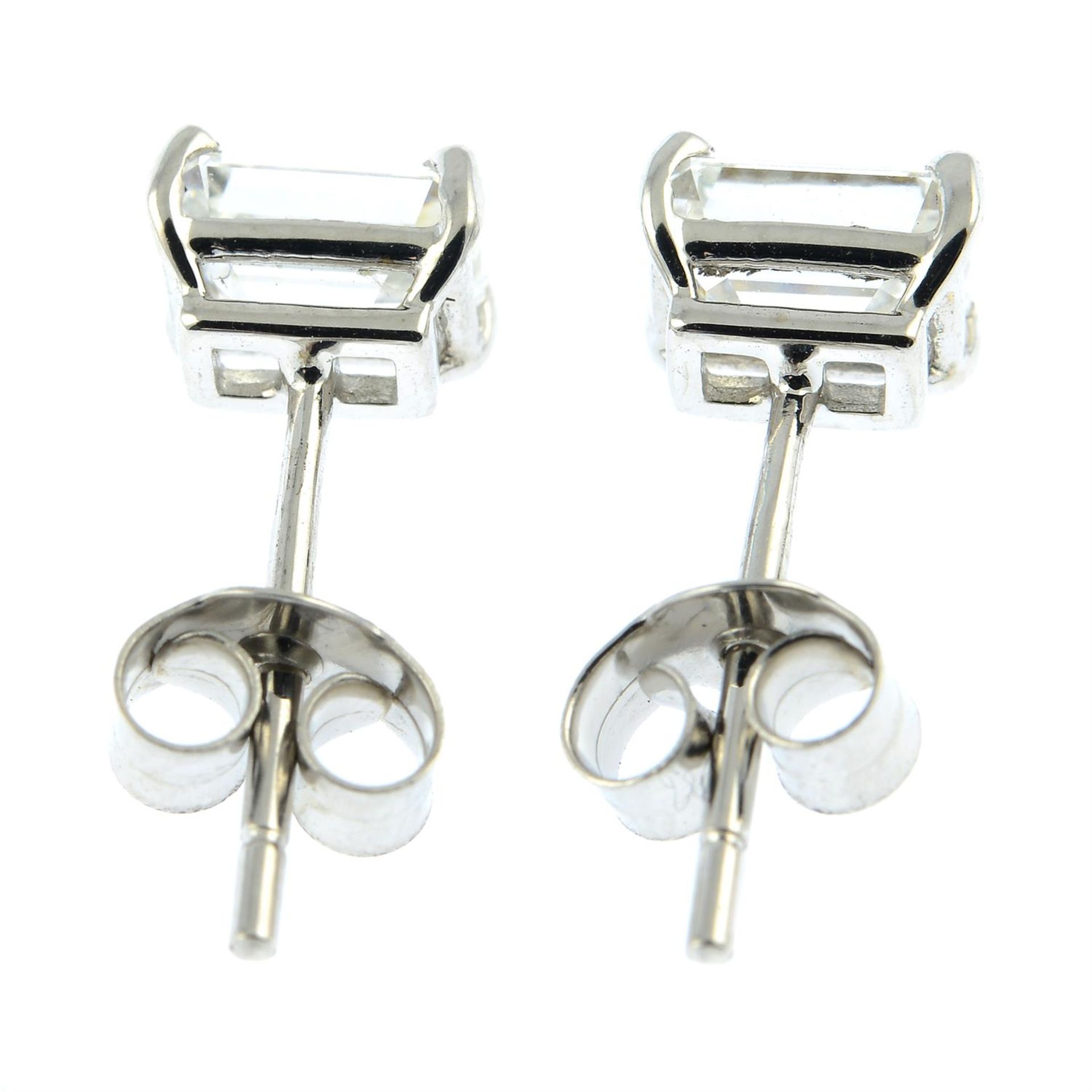 A pair of 18ct gold rectangular-shape synthetic diamond stud earrings. - Bild 2 aus 3