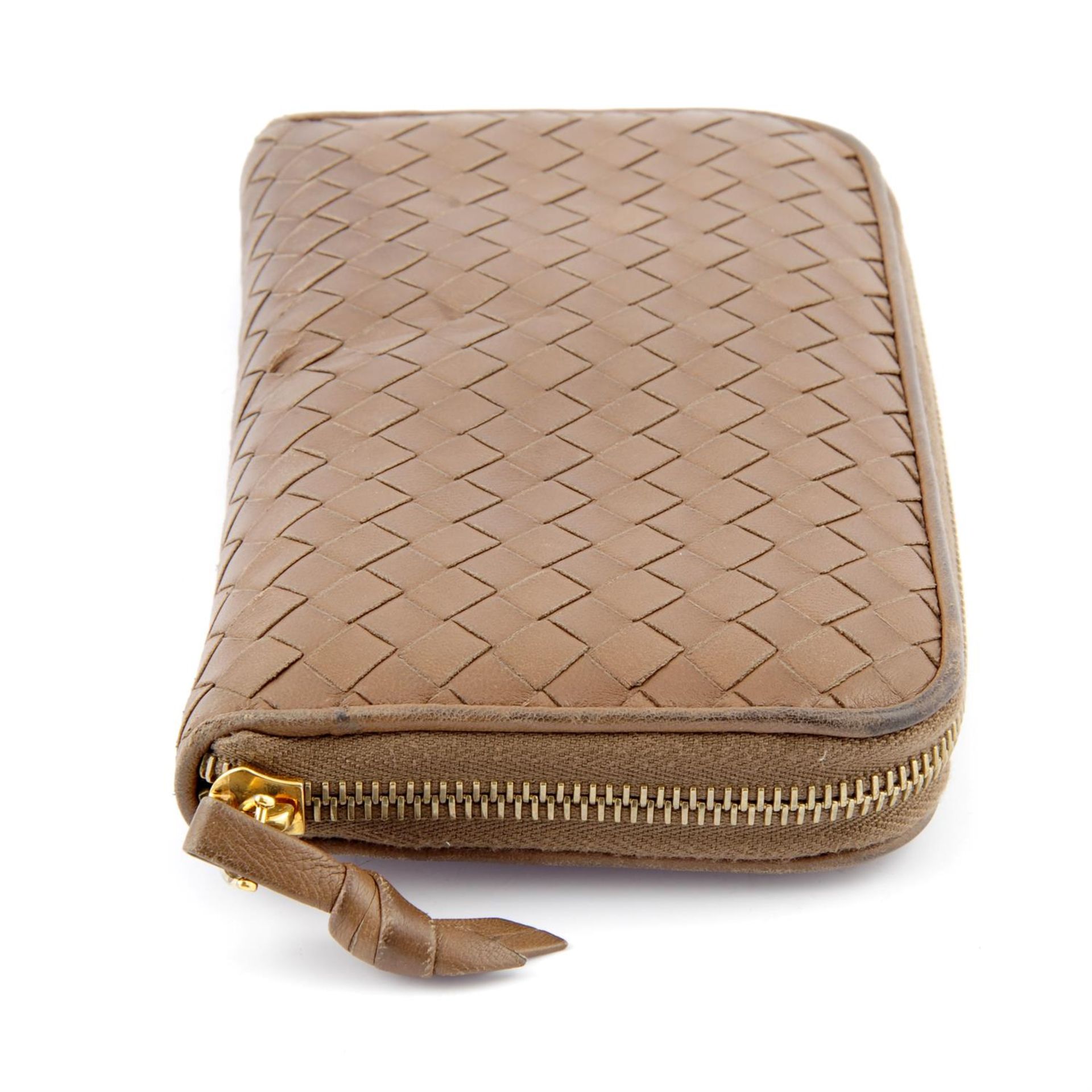 BOTTEGA VENETA - a Intrecciato leather Zippy wallet. - Image 3 of 4